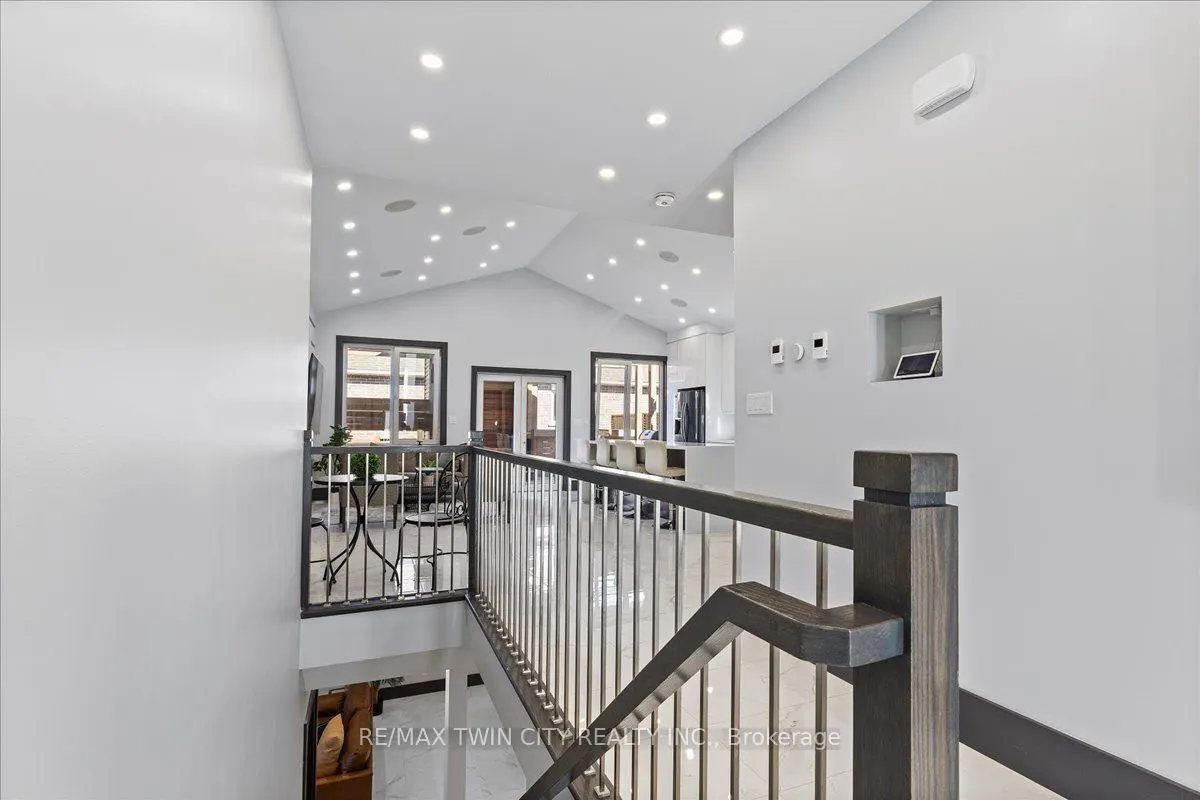 404 Montrose Street N
