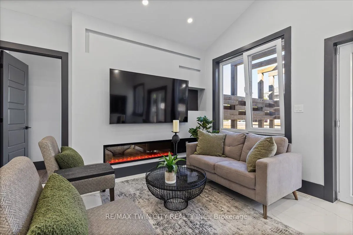 404 Montrose Street N