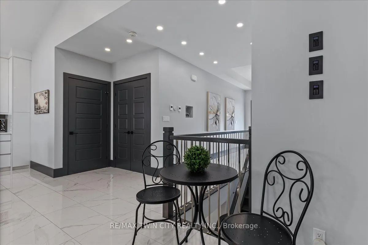 404 Montrose Street N