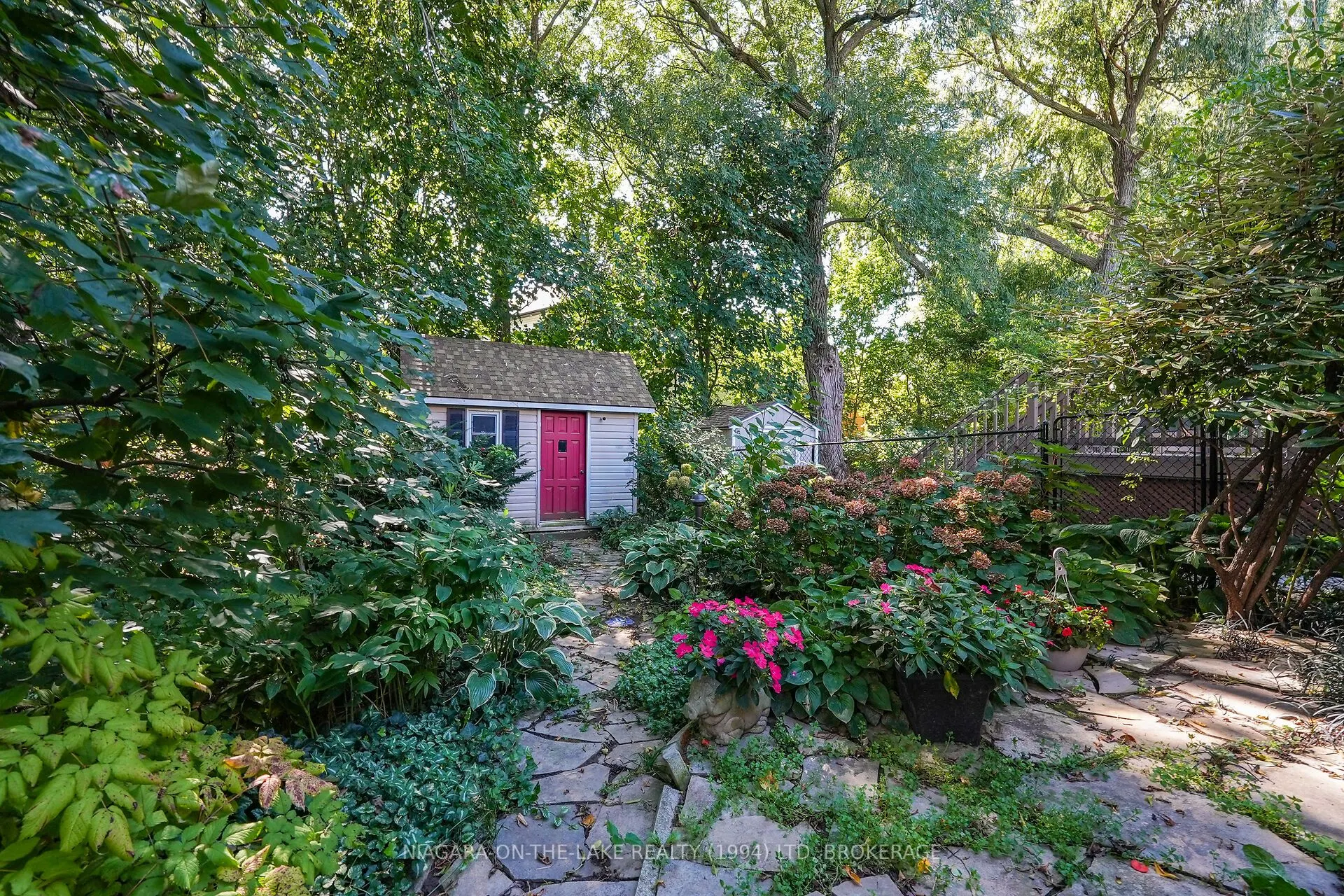 8 Lakeside Drive