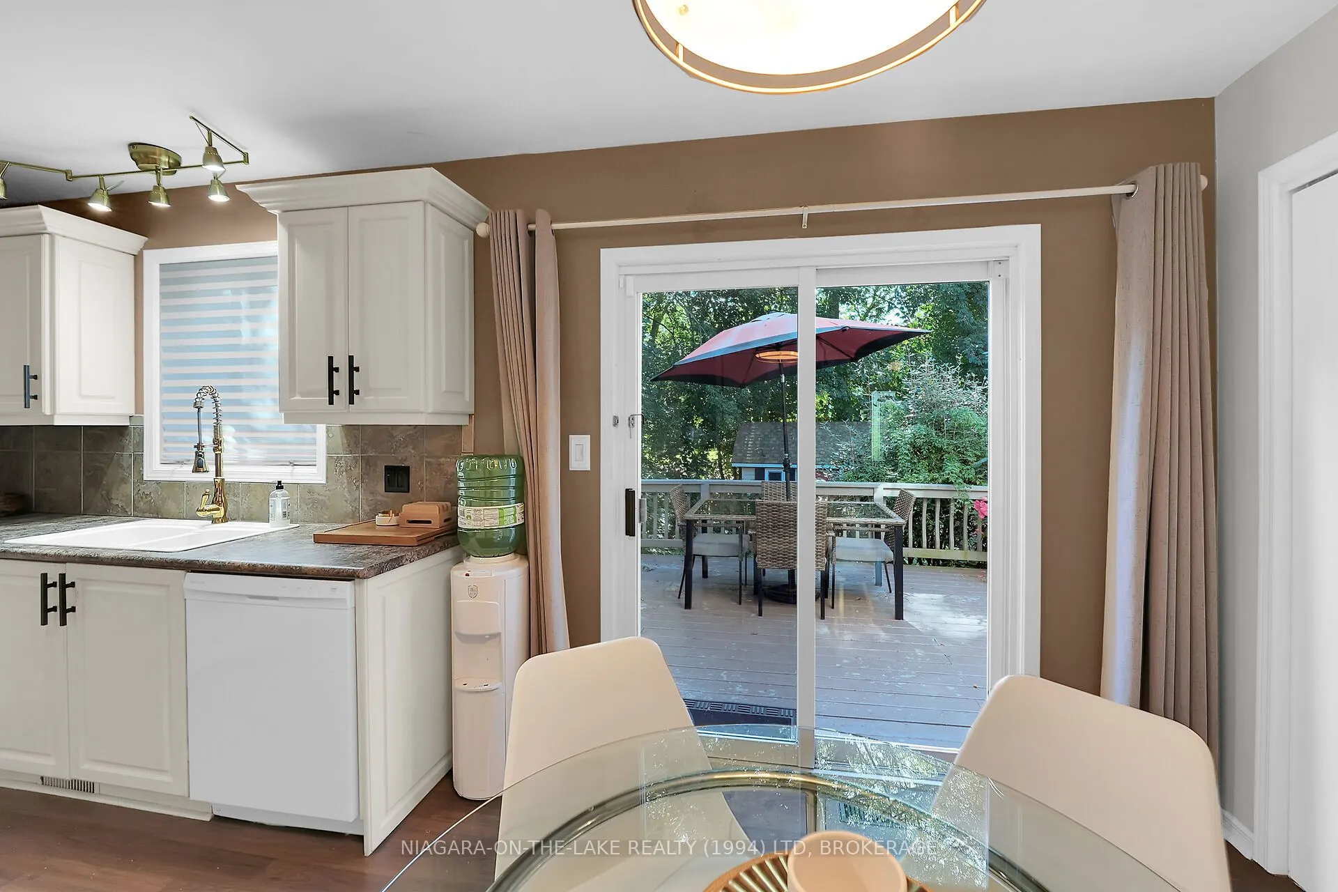 8 Lakeside Drive