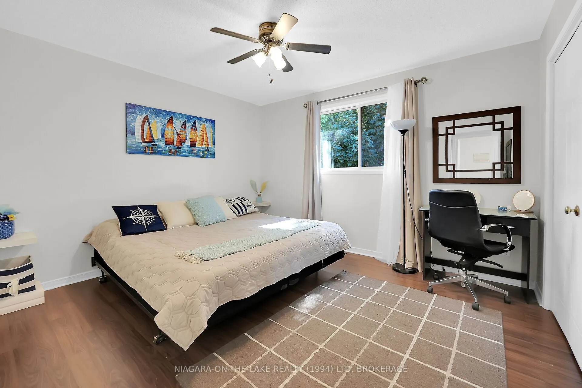 8 Lakeside Drive