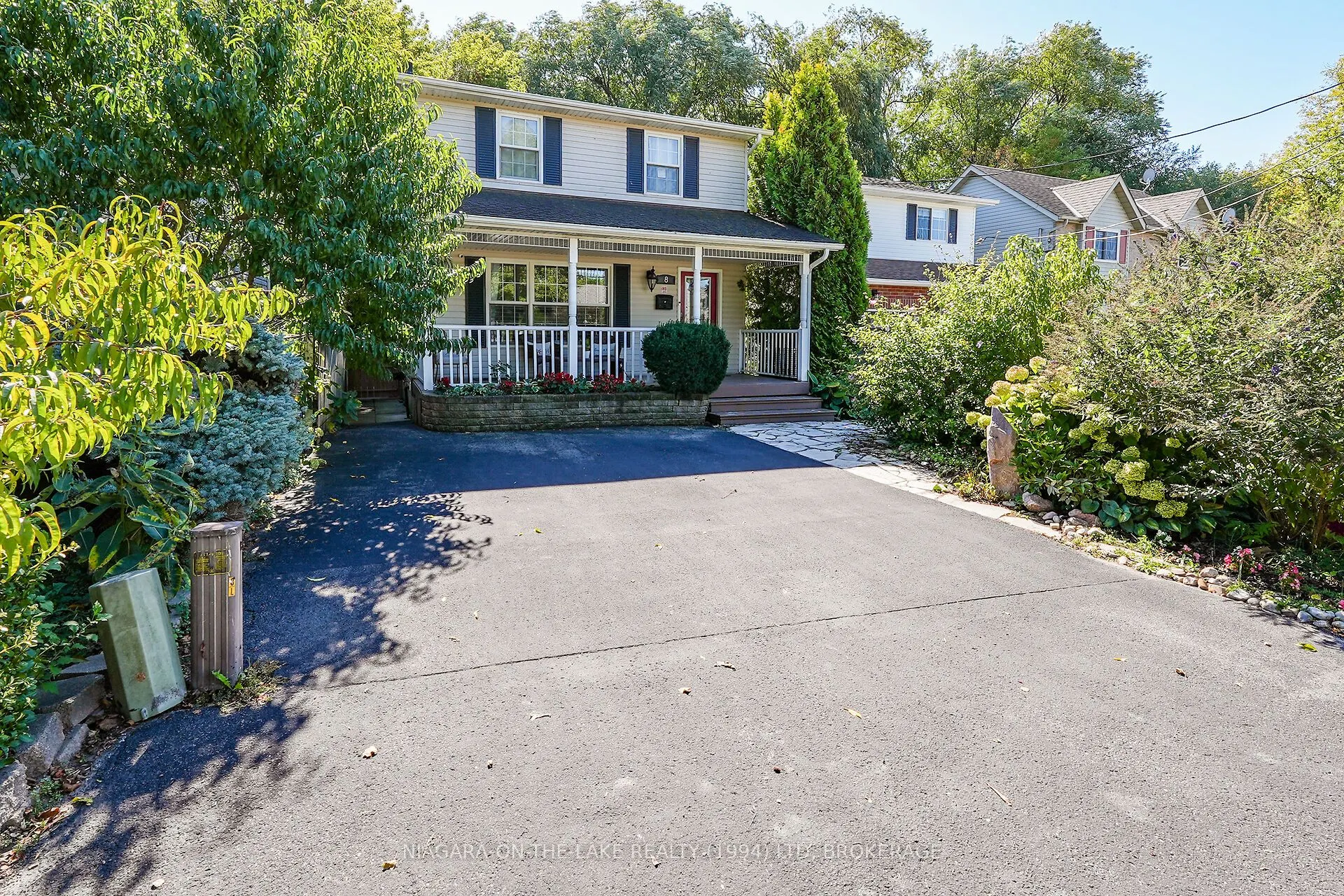 8 Lakeside Drive