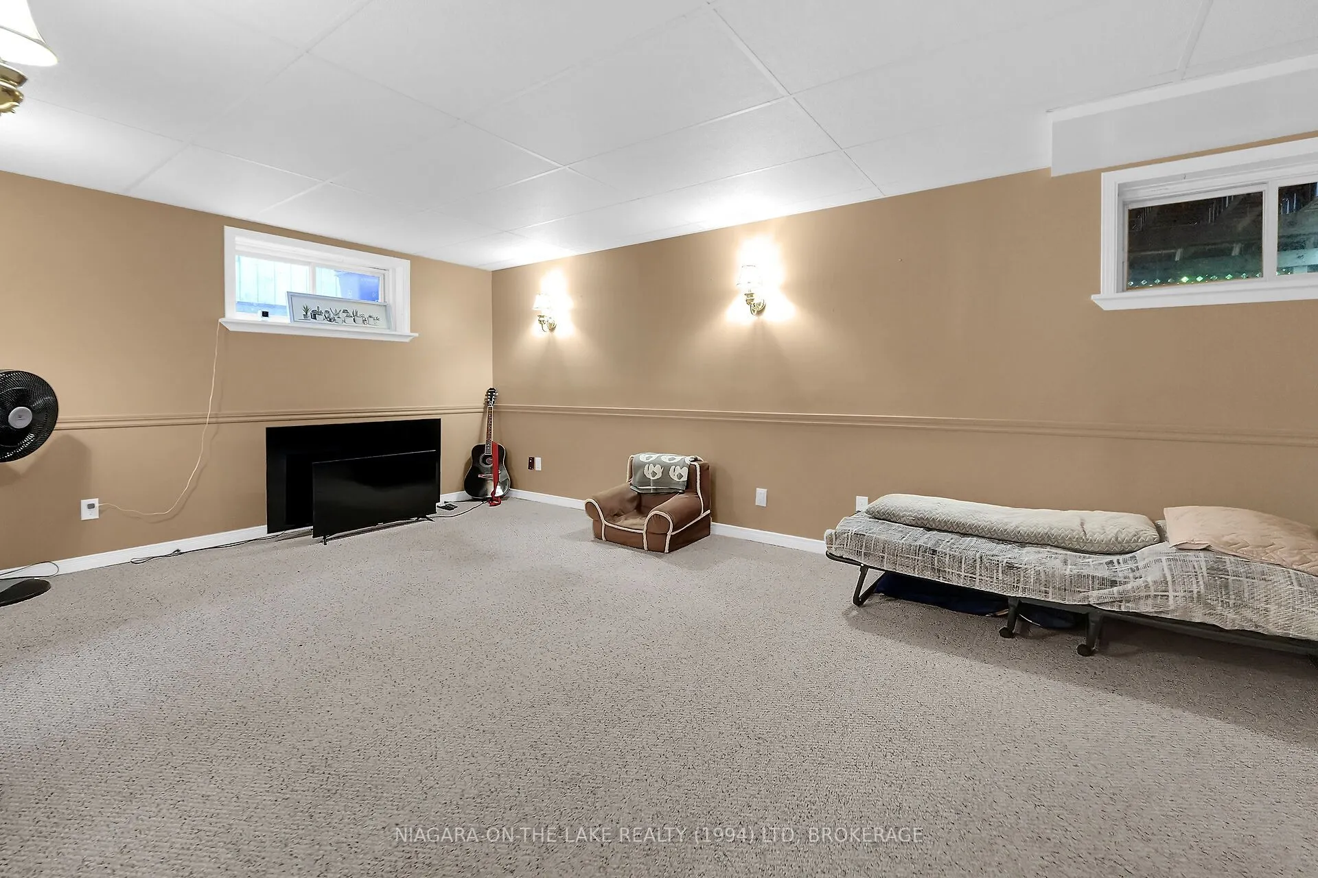 8 Lakeside Drive