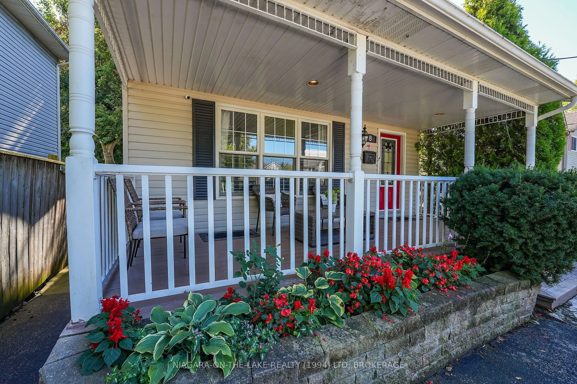 8 Lakeside Drive