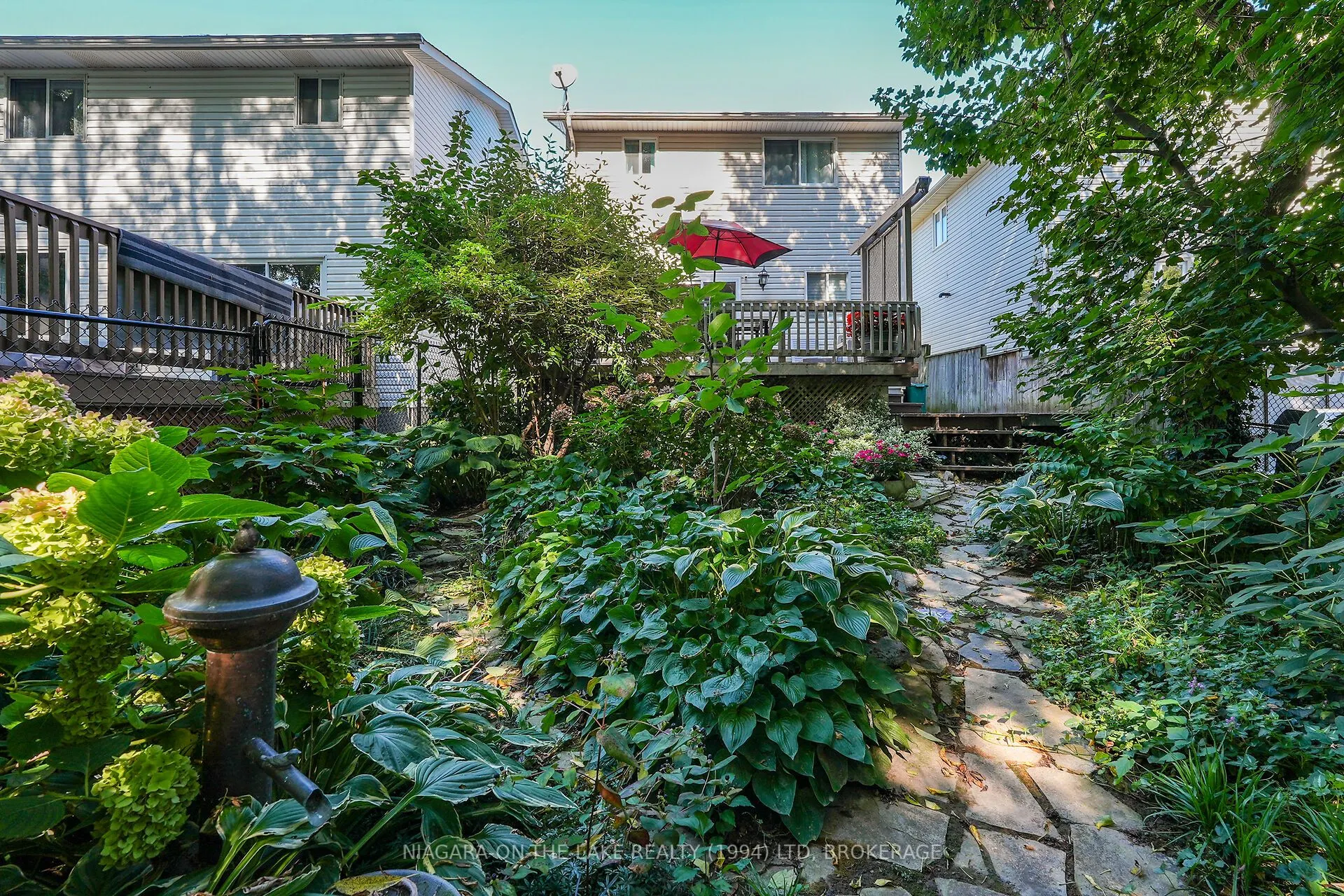 8 Lakeside Drive