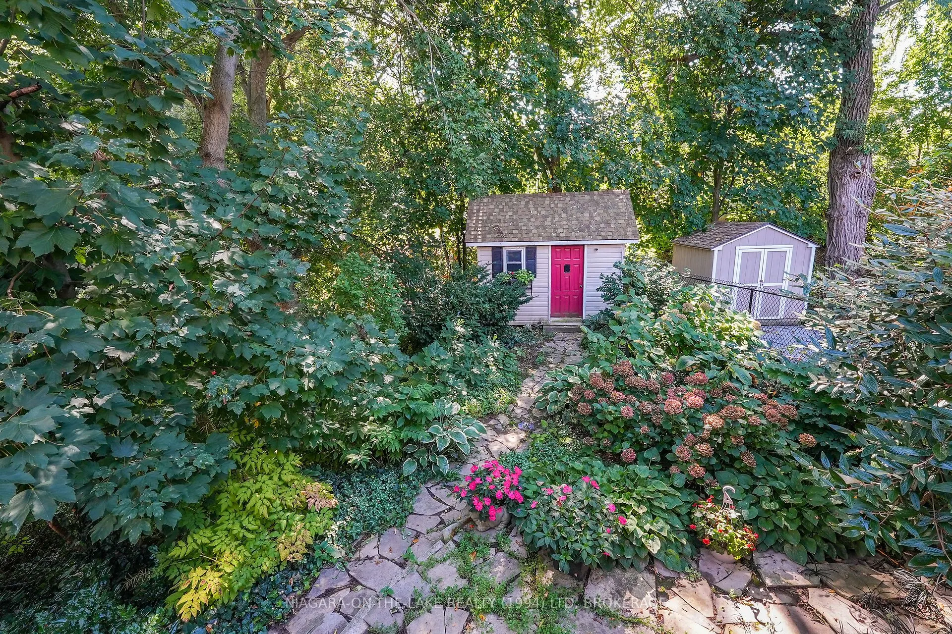 8 Lakeside Drive