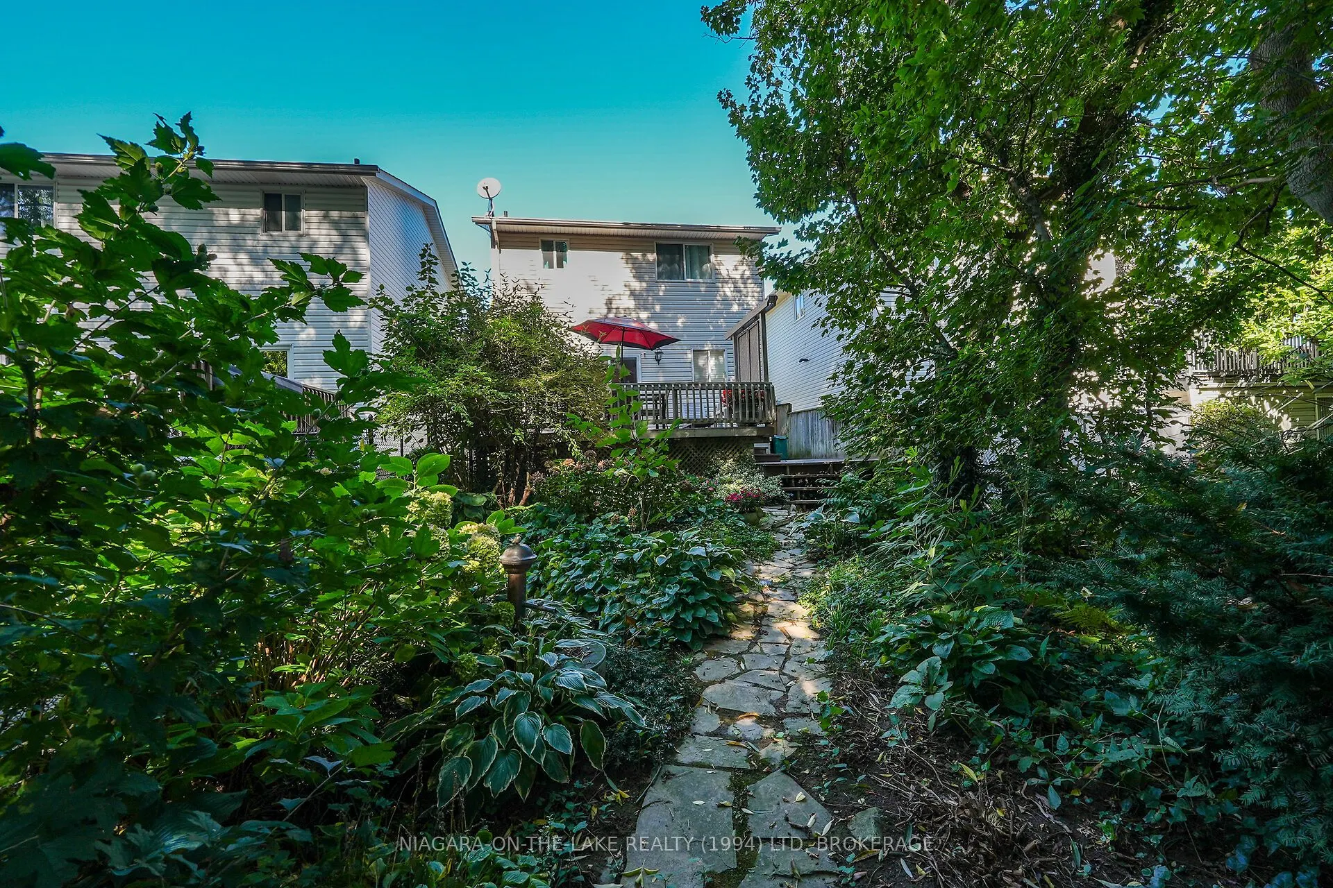 8 Lakeside Drive