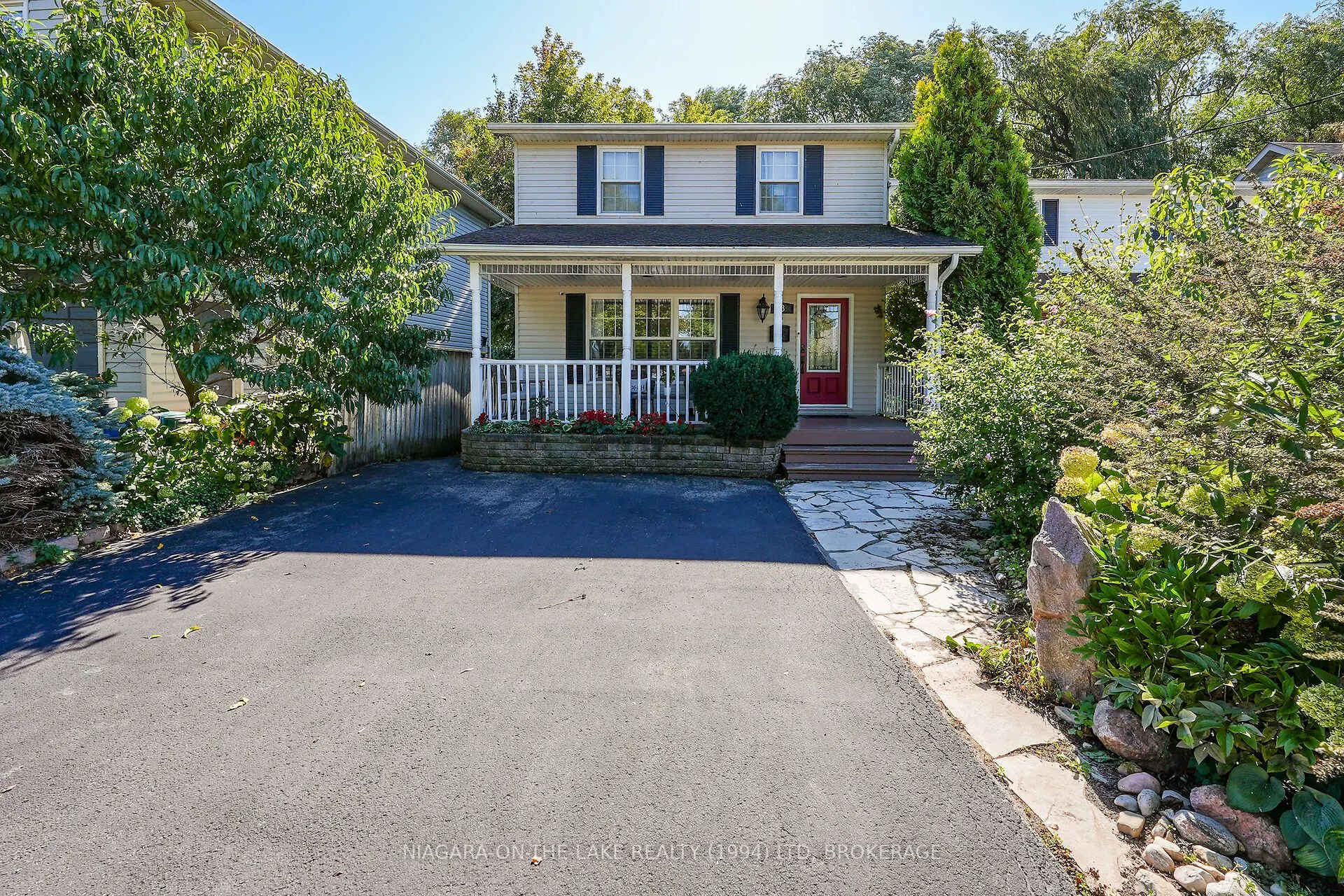 8 Lakeside Drive