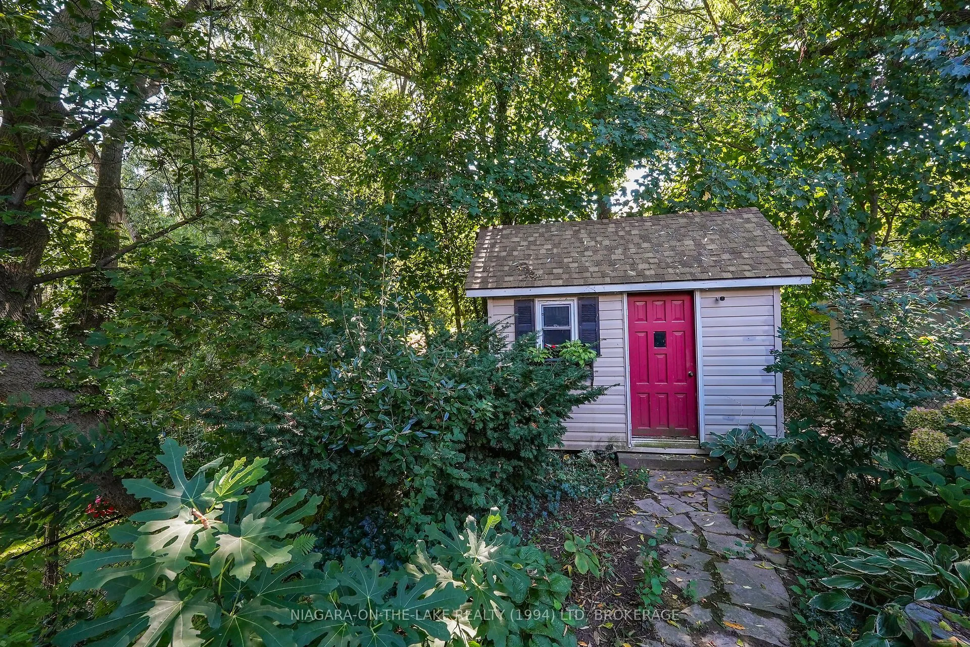 8 Lakeside Drive