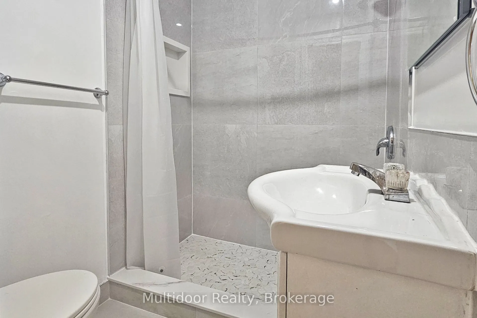 95 Sanford Avenue N, #Upper