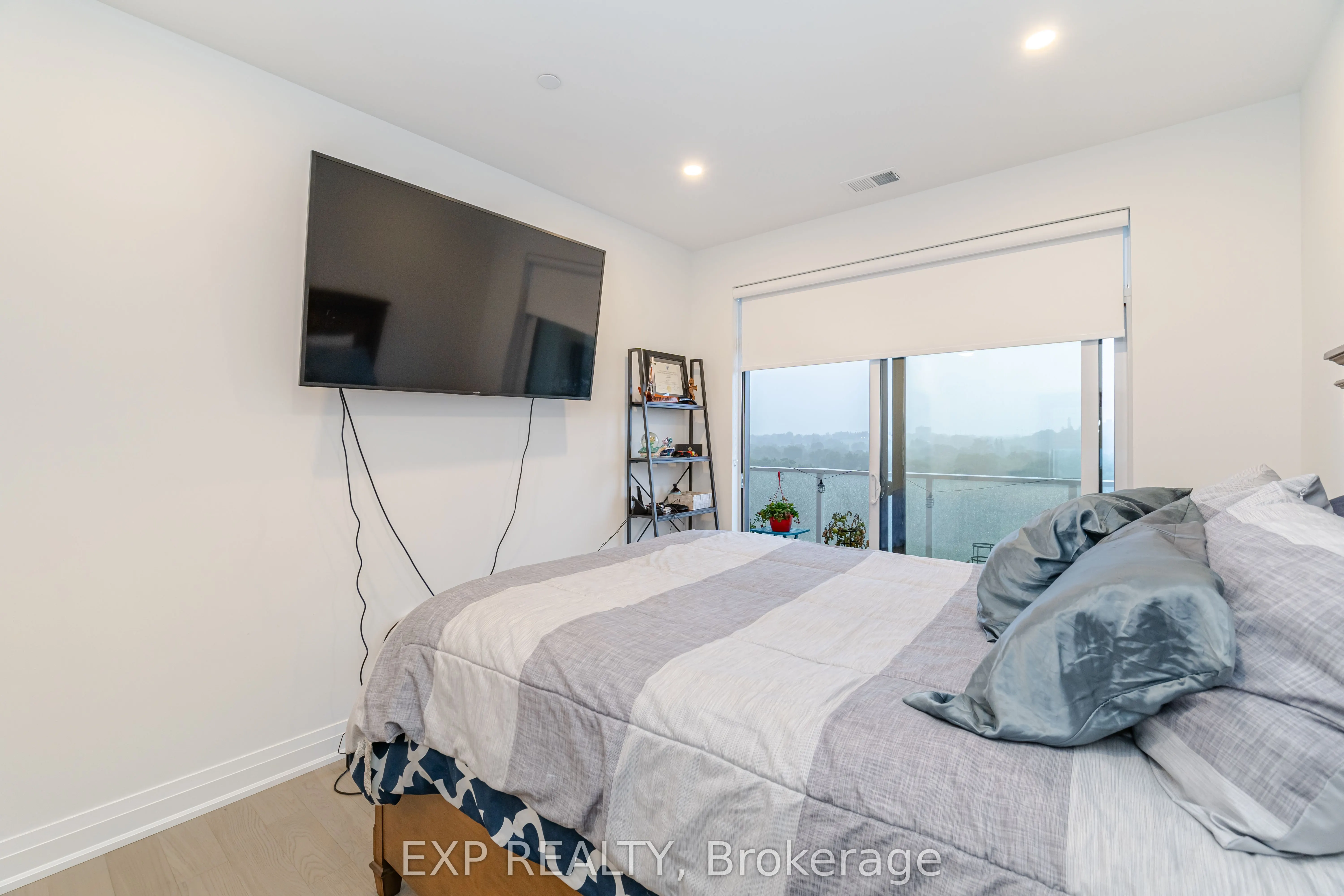 71 Wyndham Street S, #903