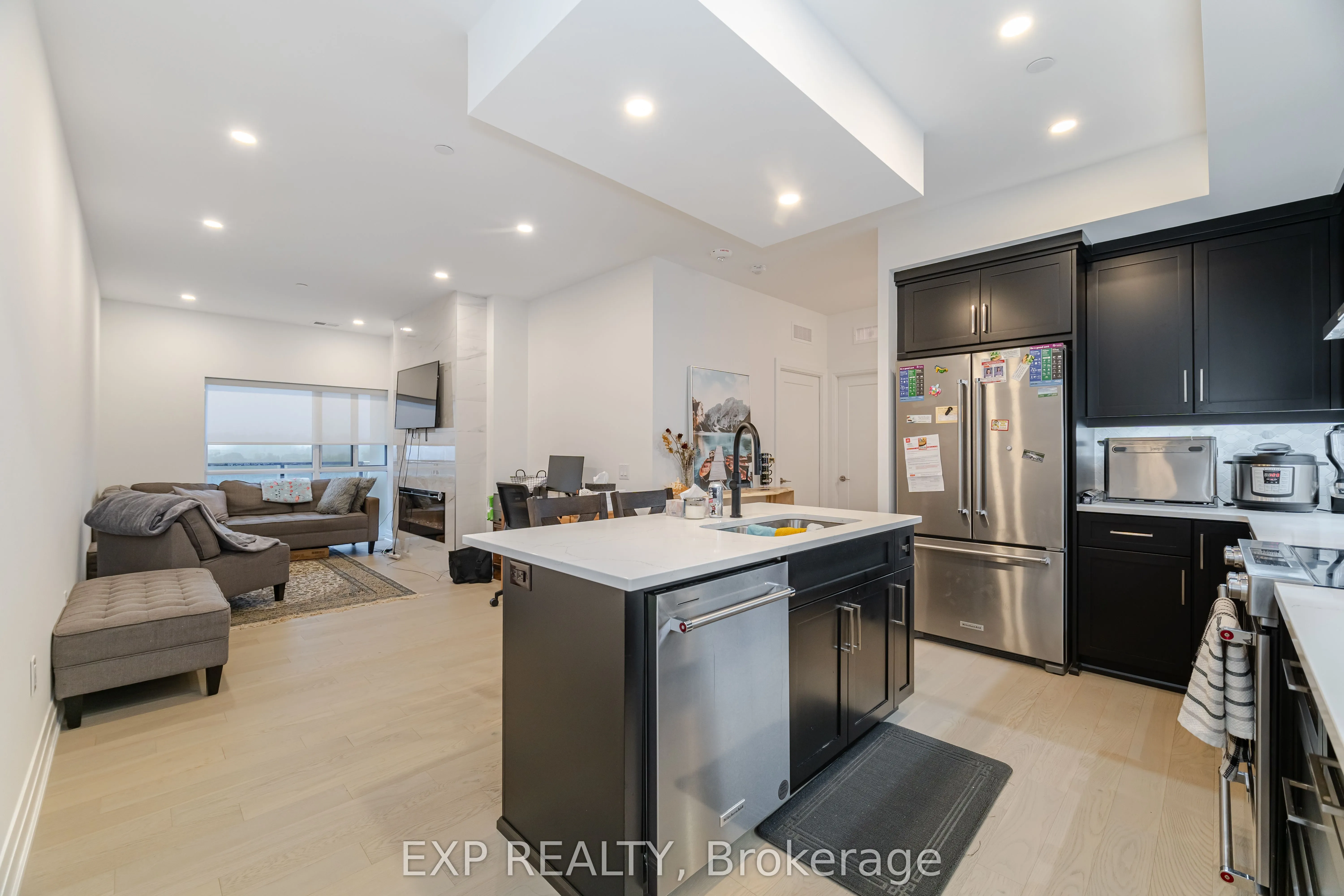 71 Wyndham Street S, #903