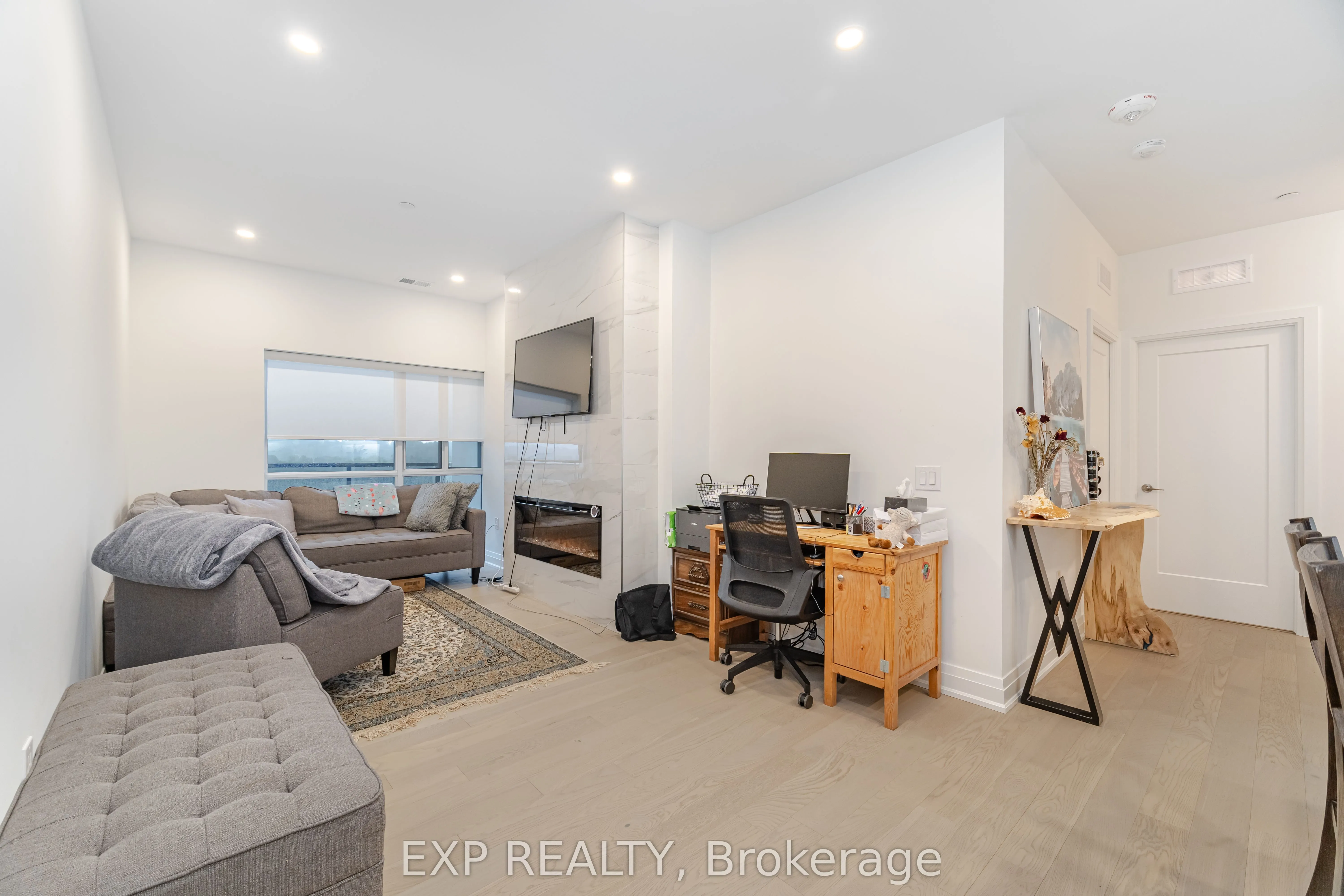 71 Wyndham Street S, #903