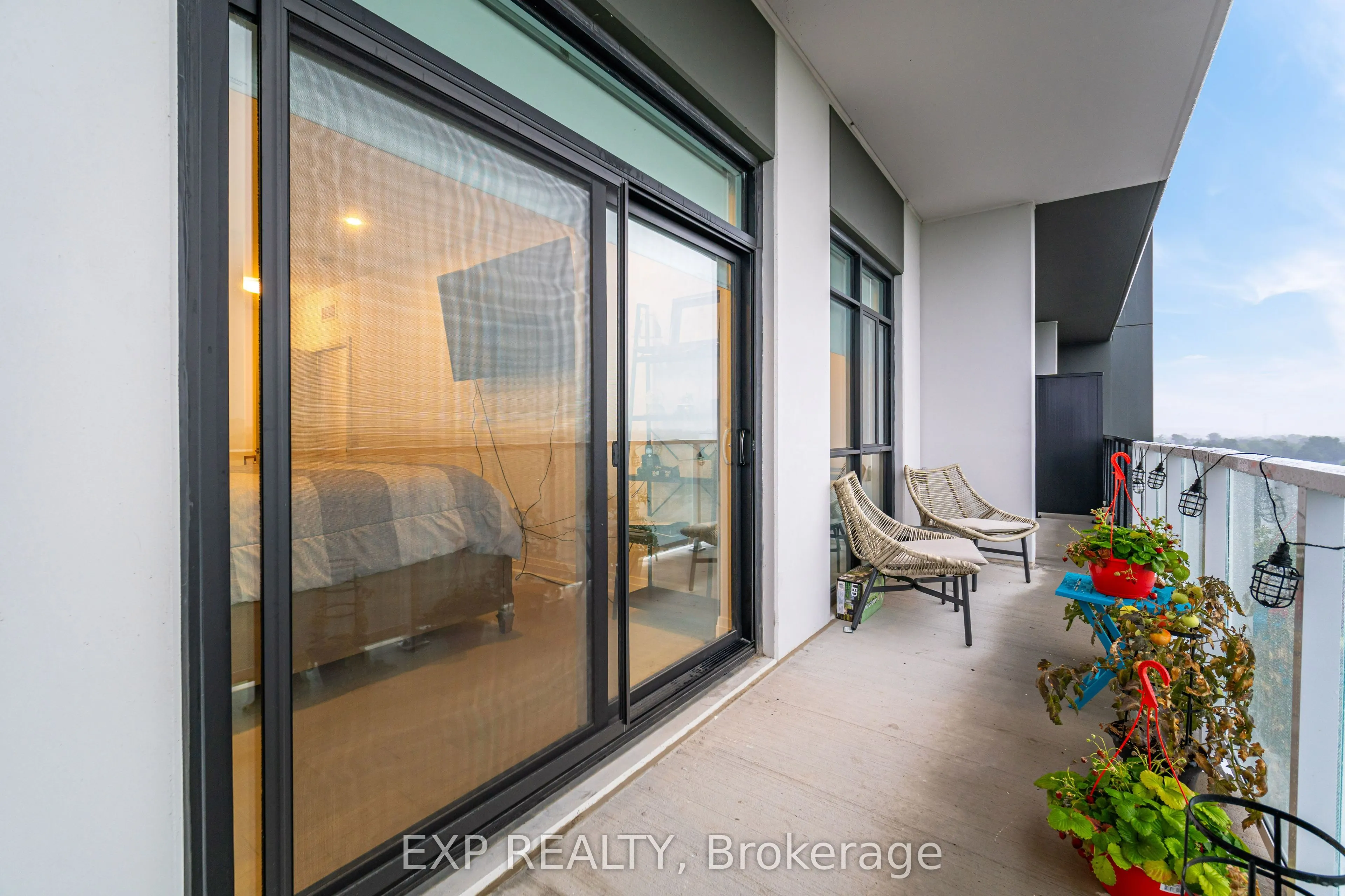 71 Wyndham Street S, #903