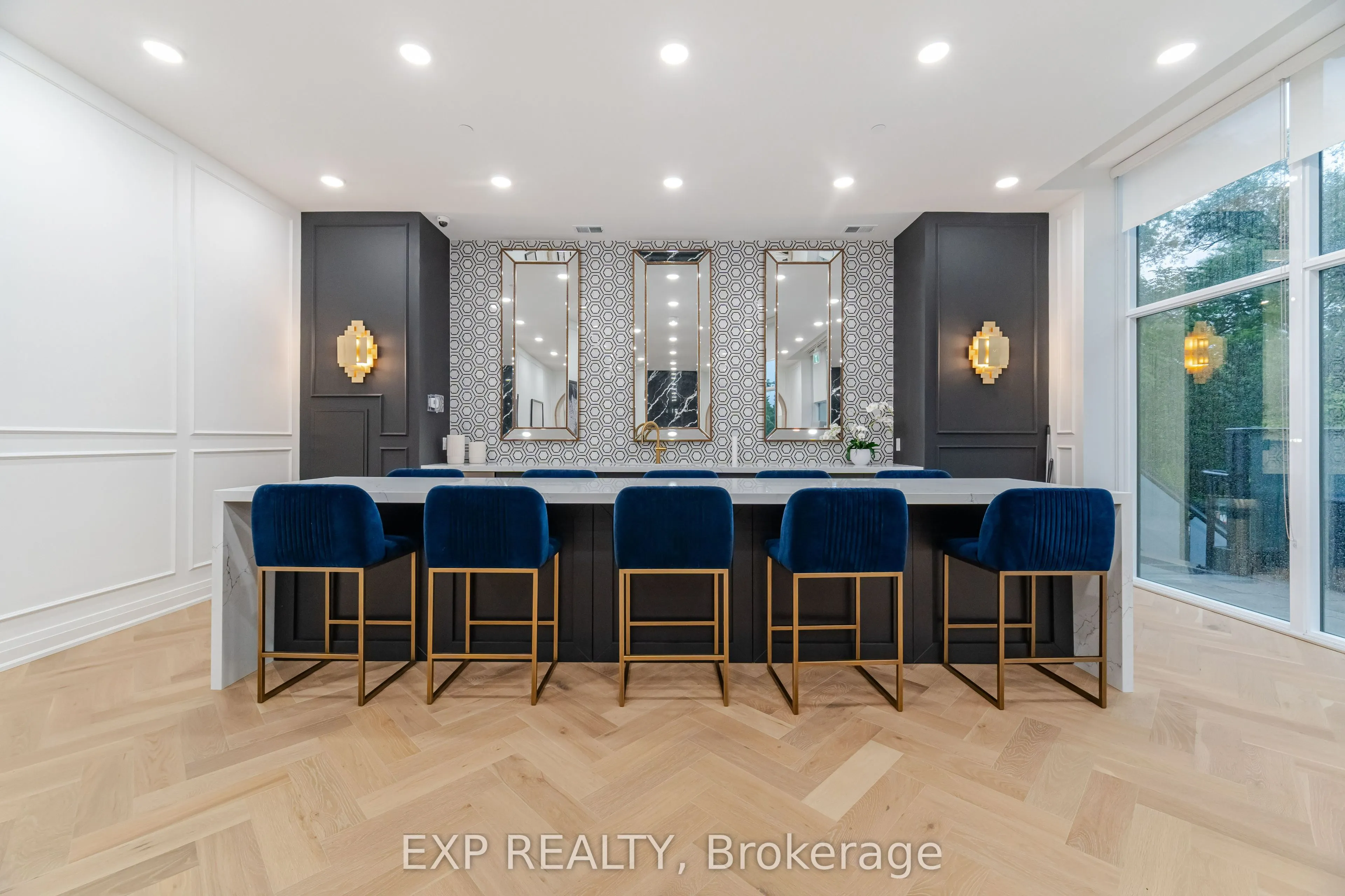 71 Wyndham Street S, #903