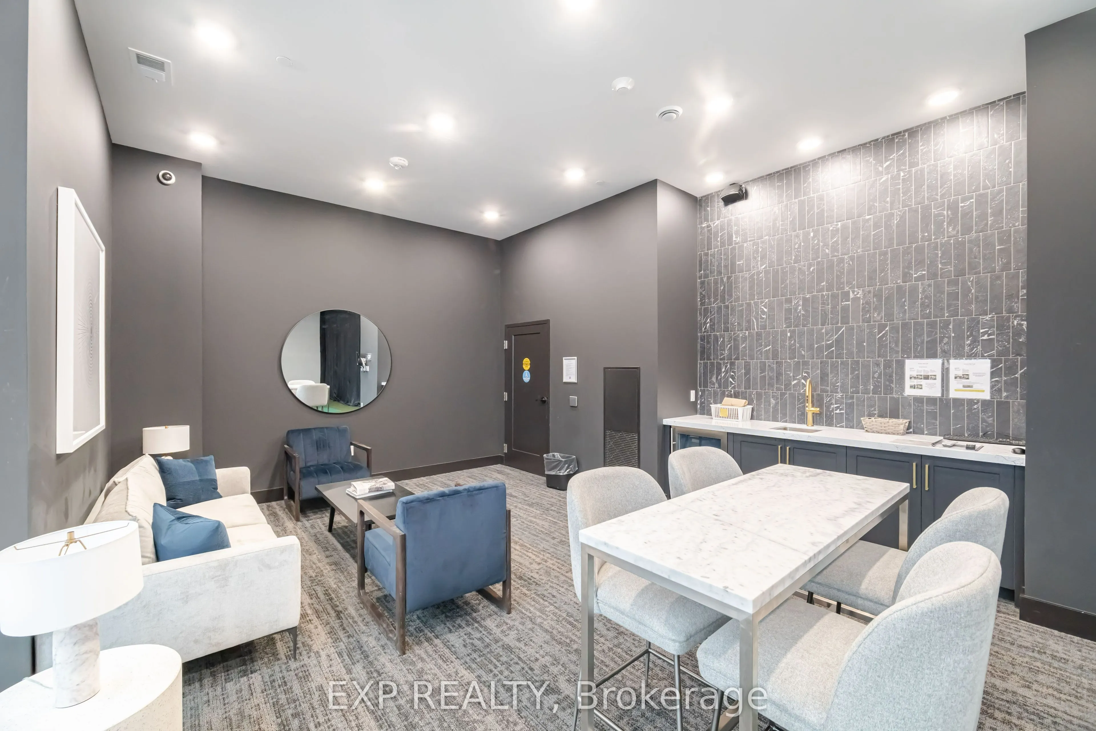 71 Wyndham Street S, #903