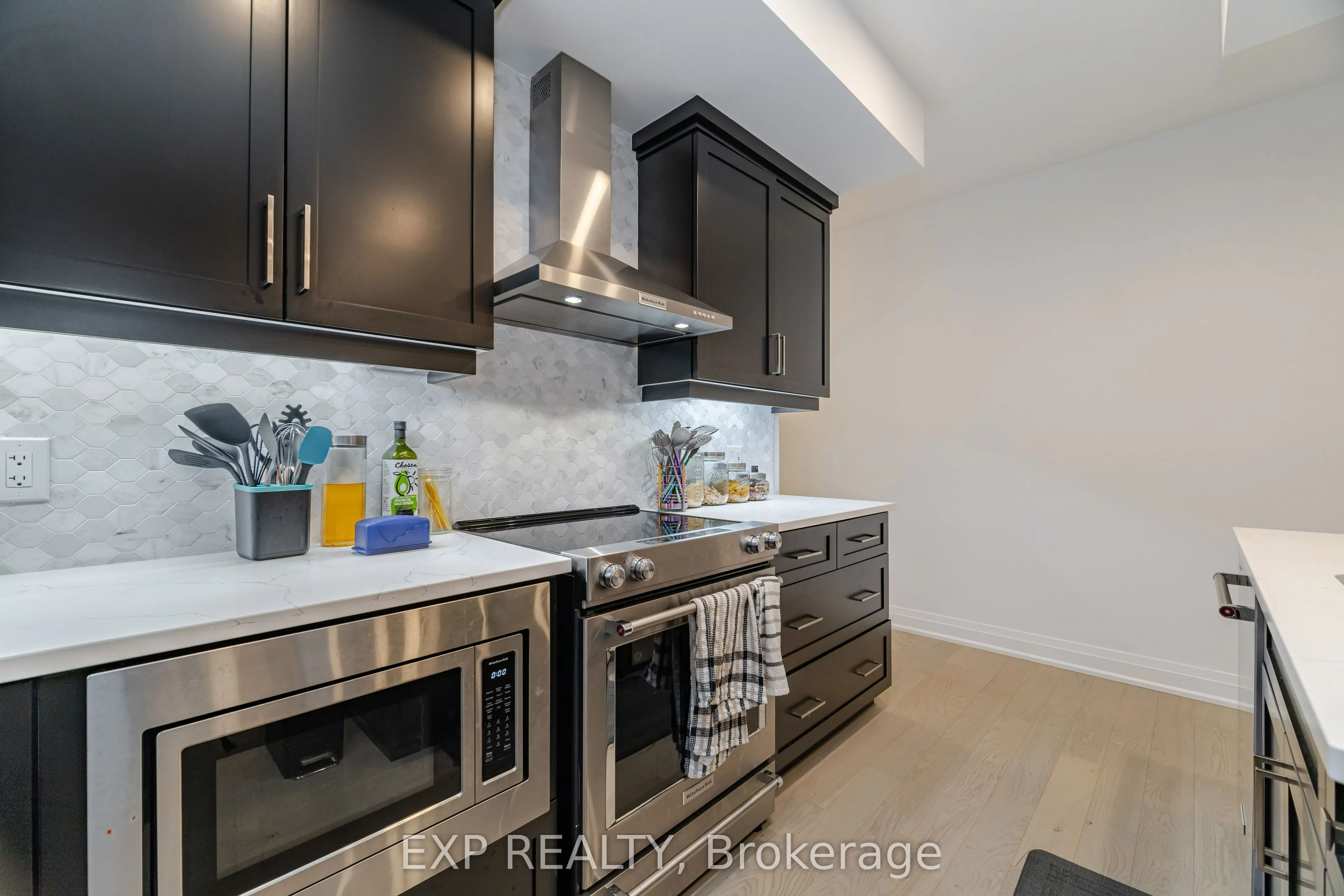 71 Wyndham Street S, #903