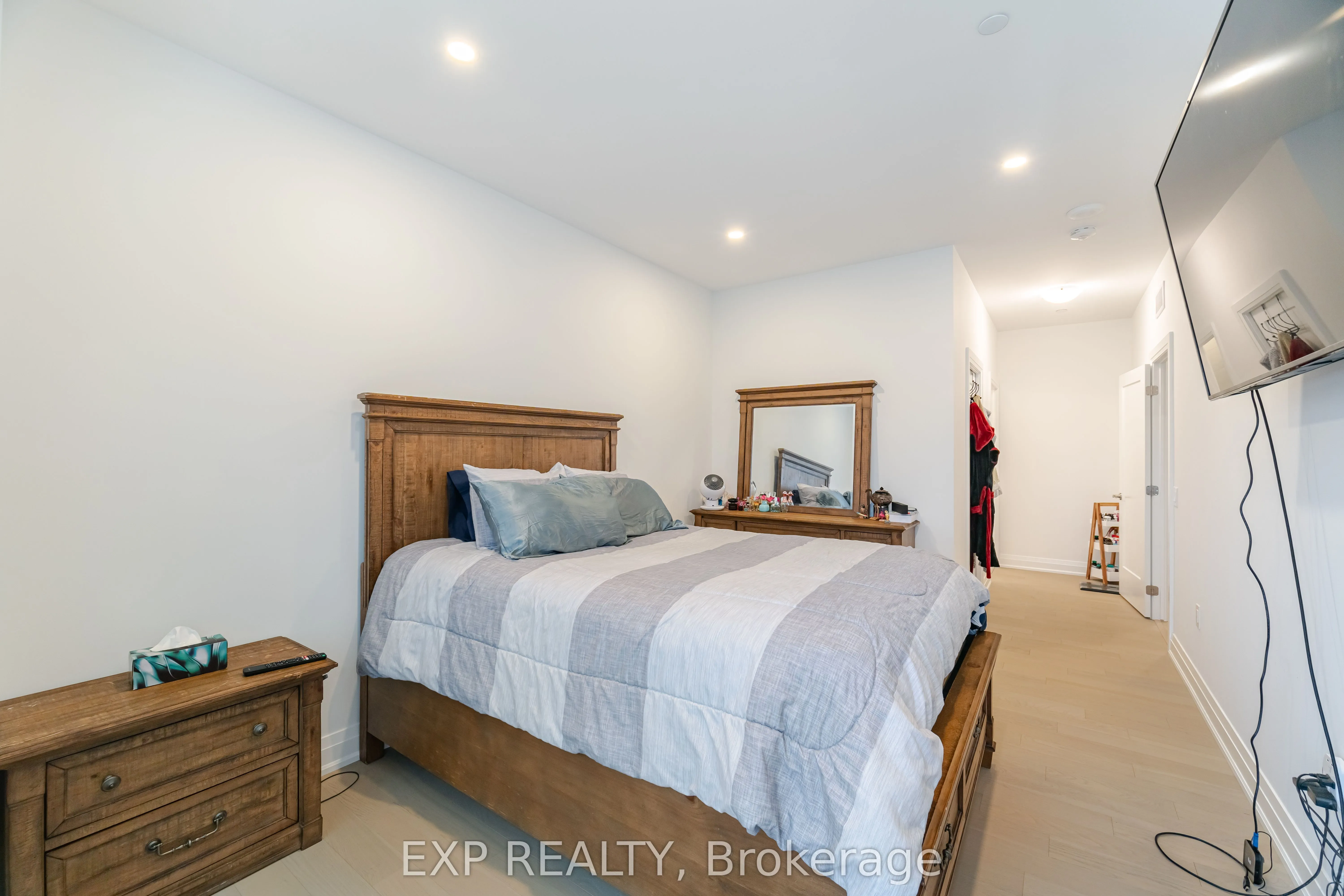 71 Wyndham Street S, #903