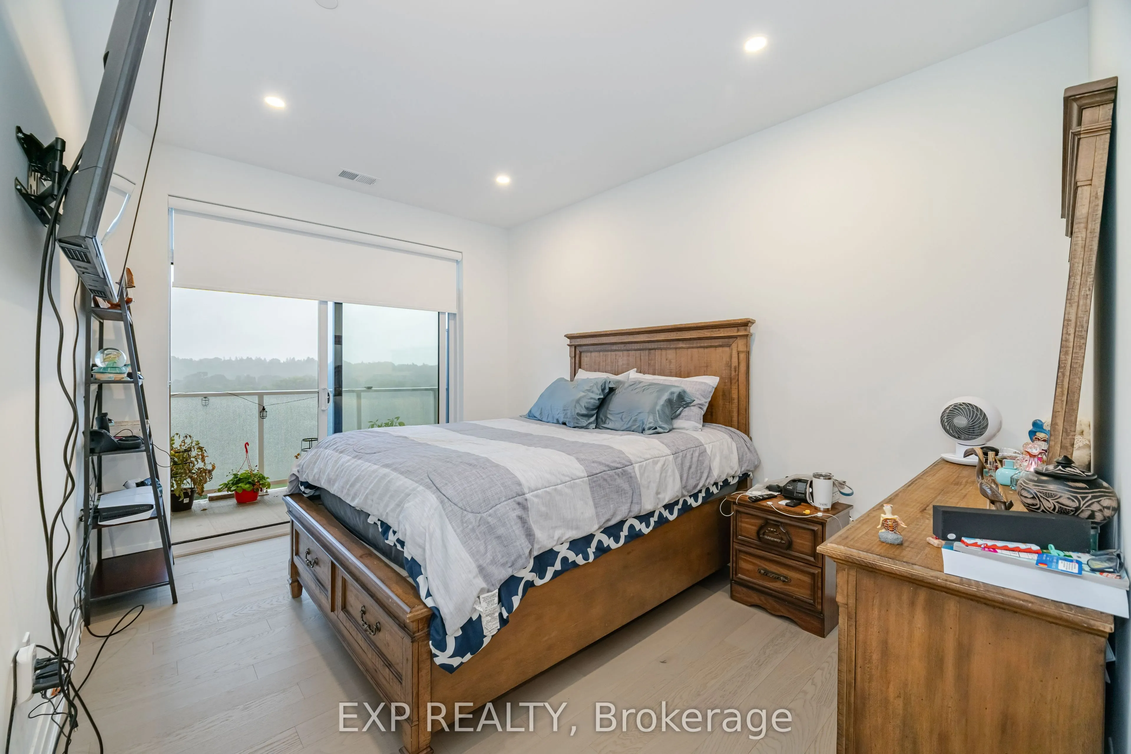 71 Wyndham Street S, #903