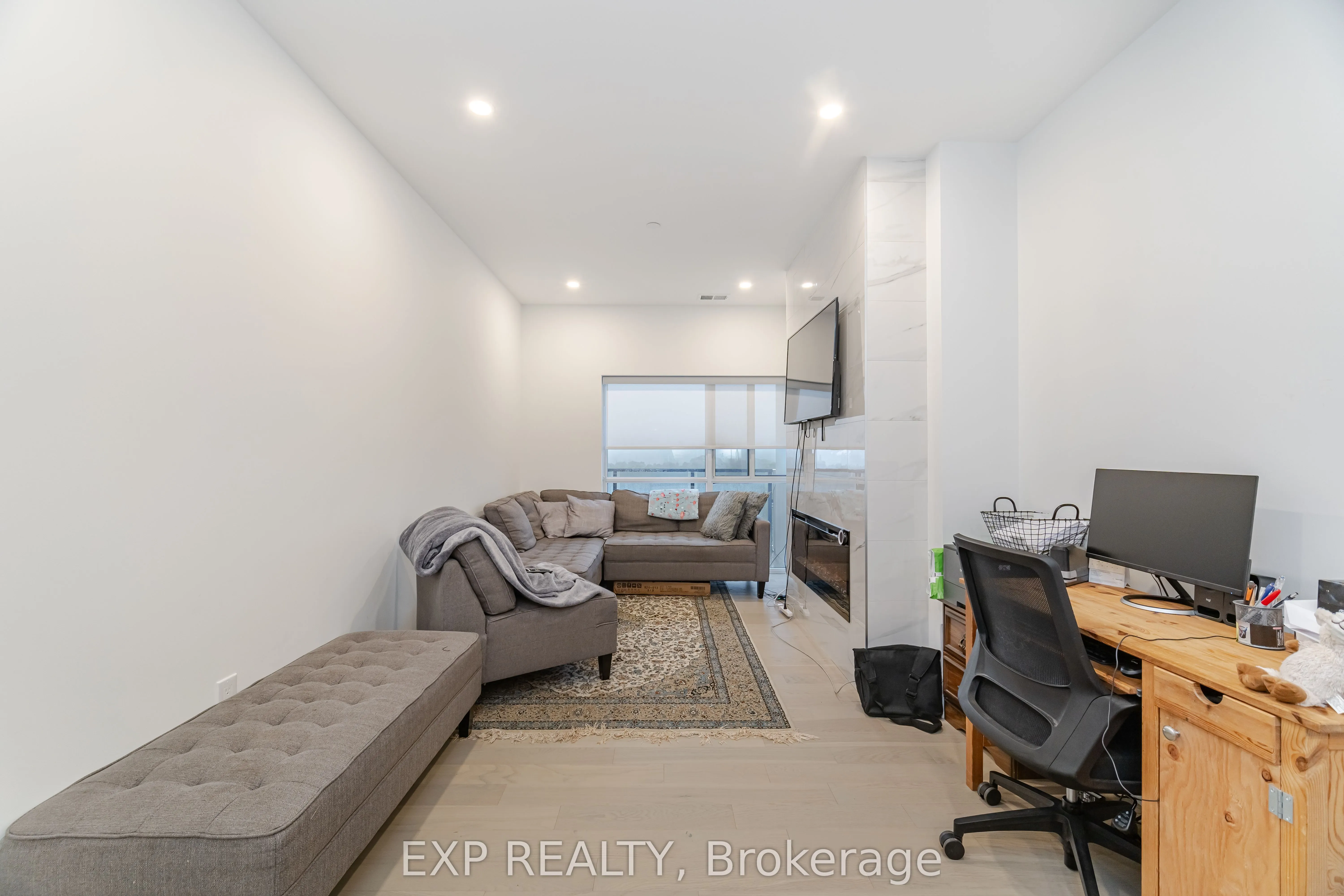 71 Wyndham Street S, #903