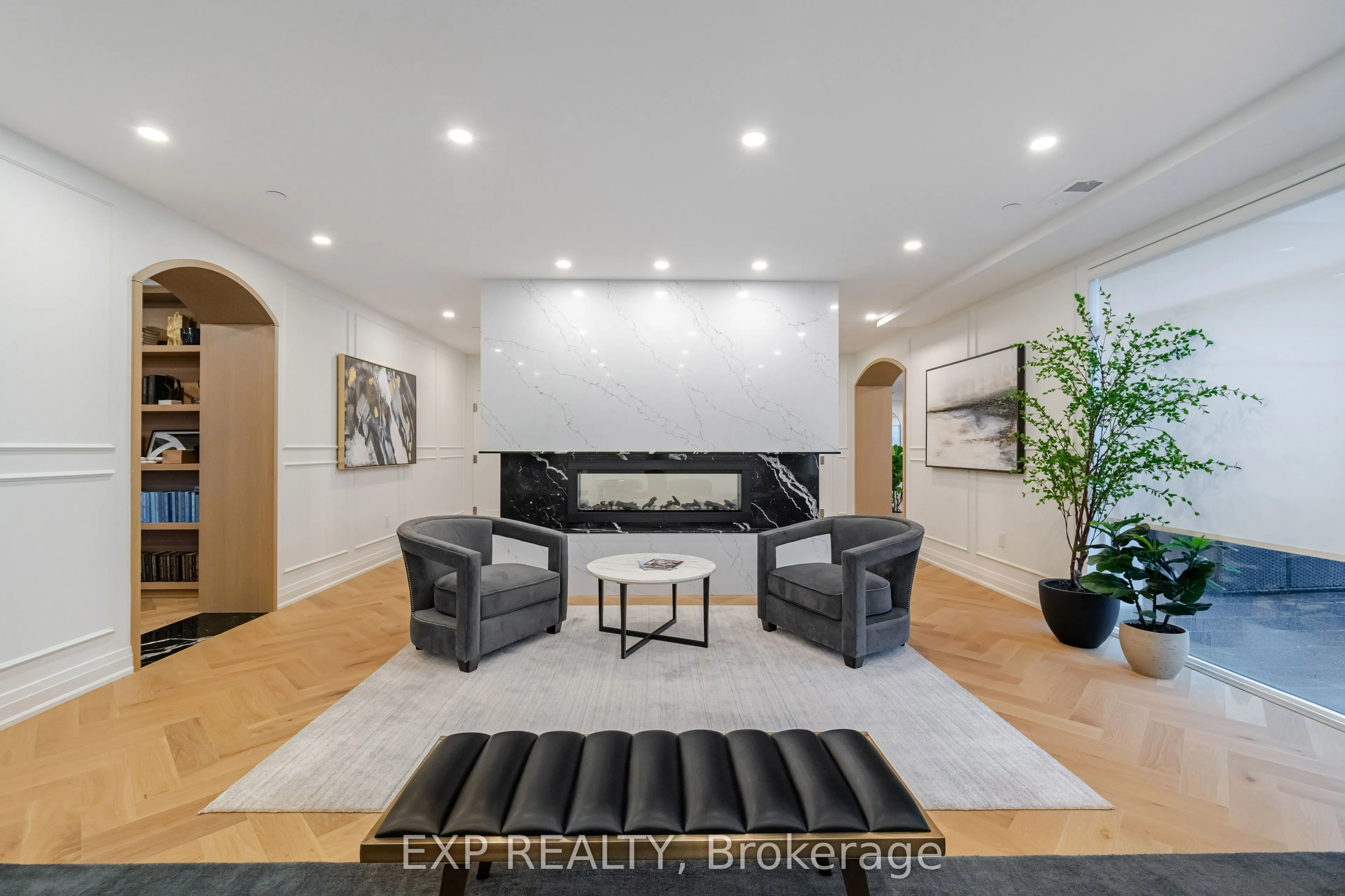 71 Wyndham Street S, #903