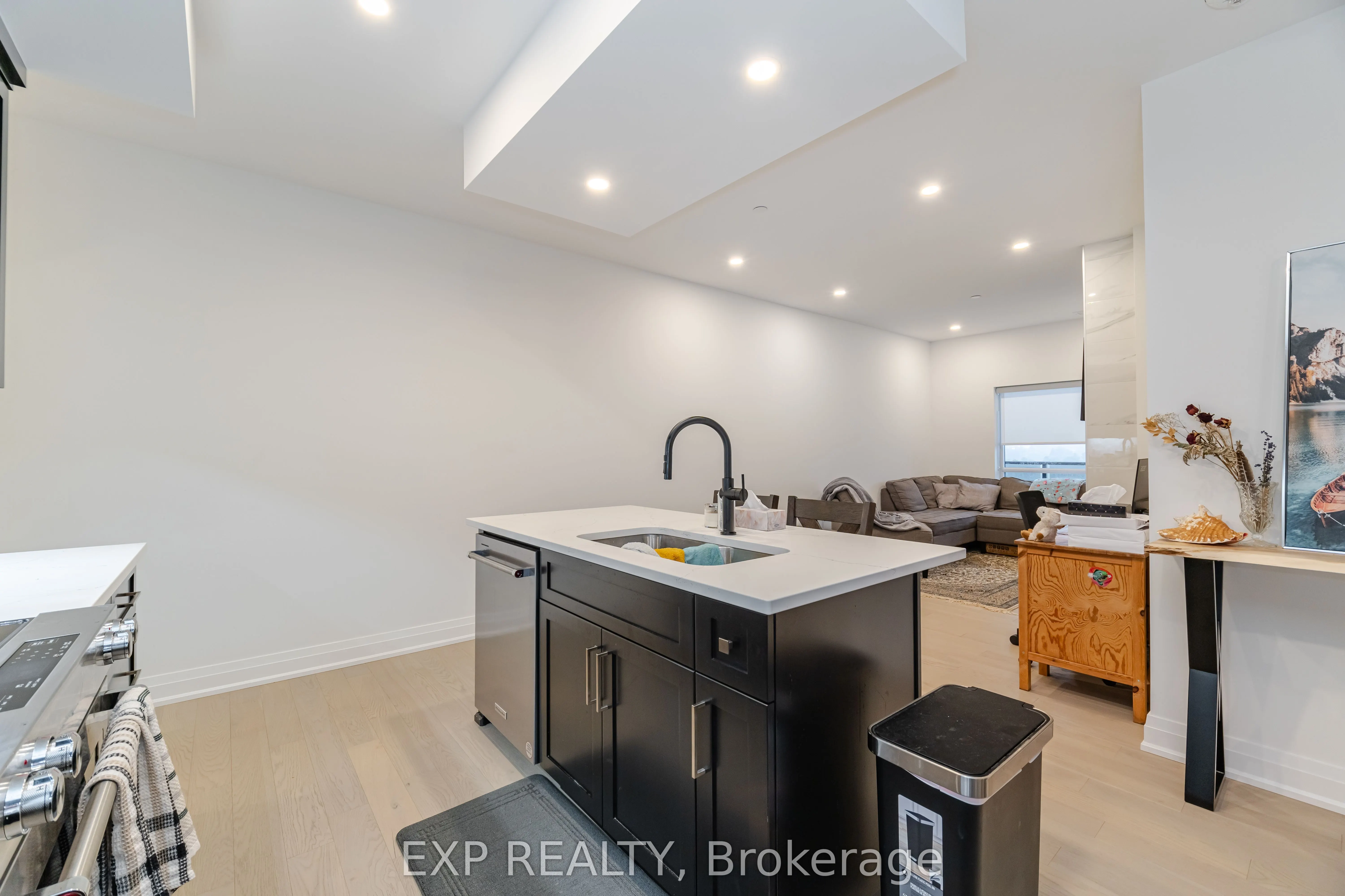 71 Wyndham Street S, #903
