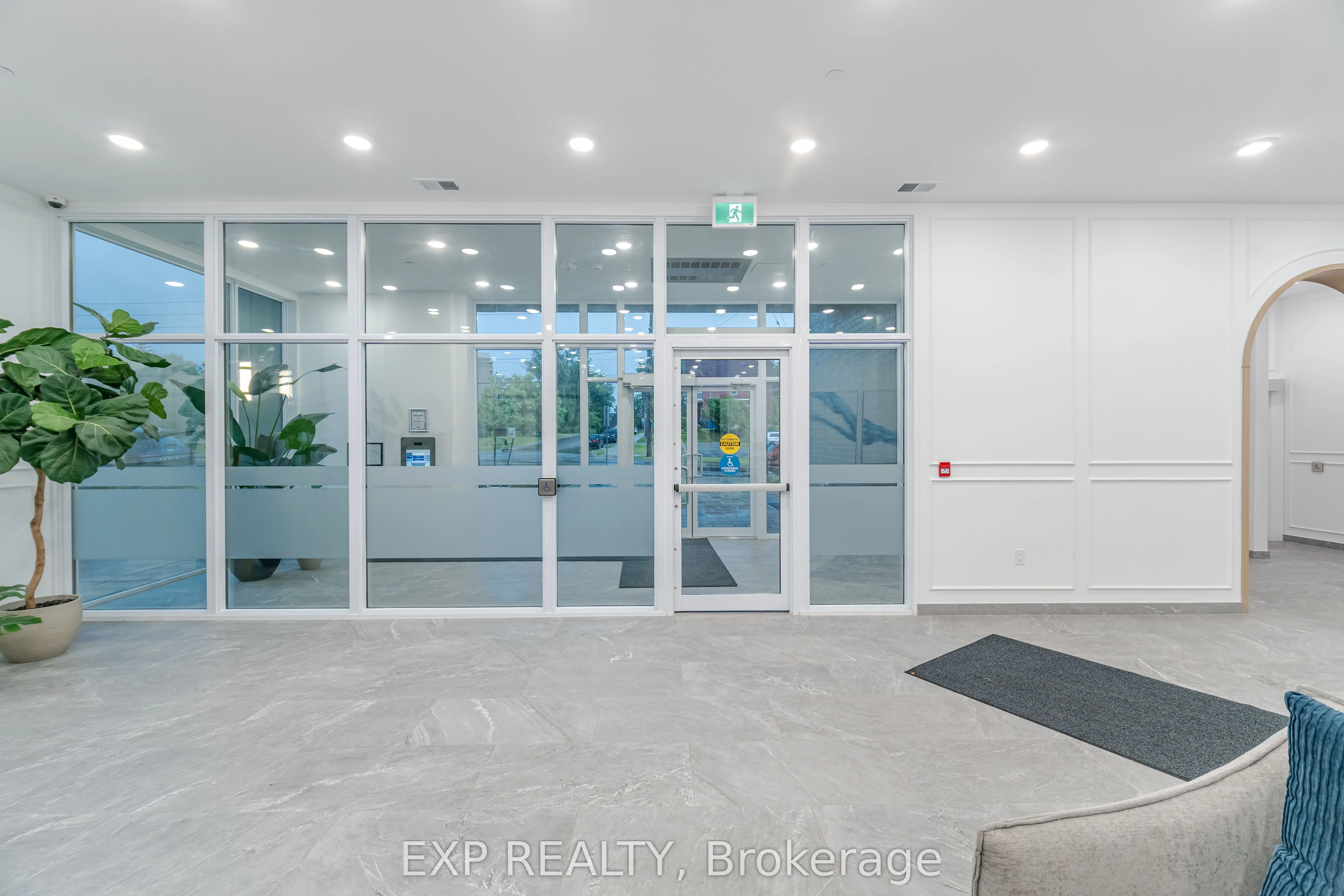 71 Wyndham Street S, #903