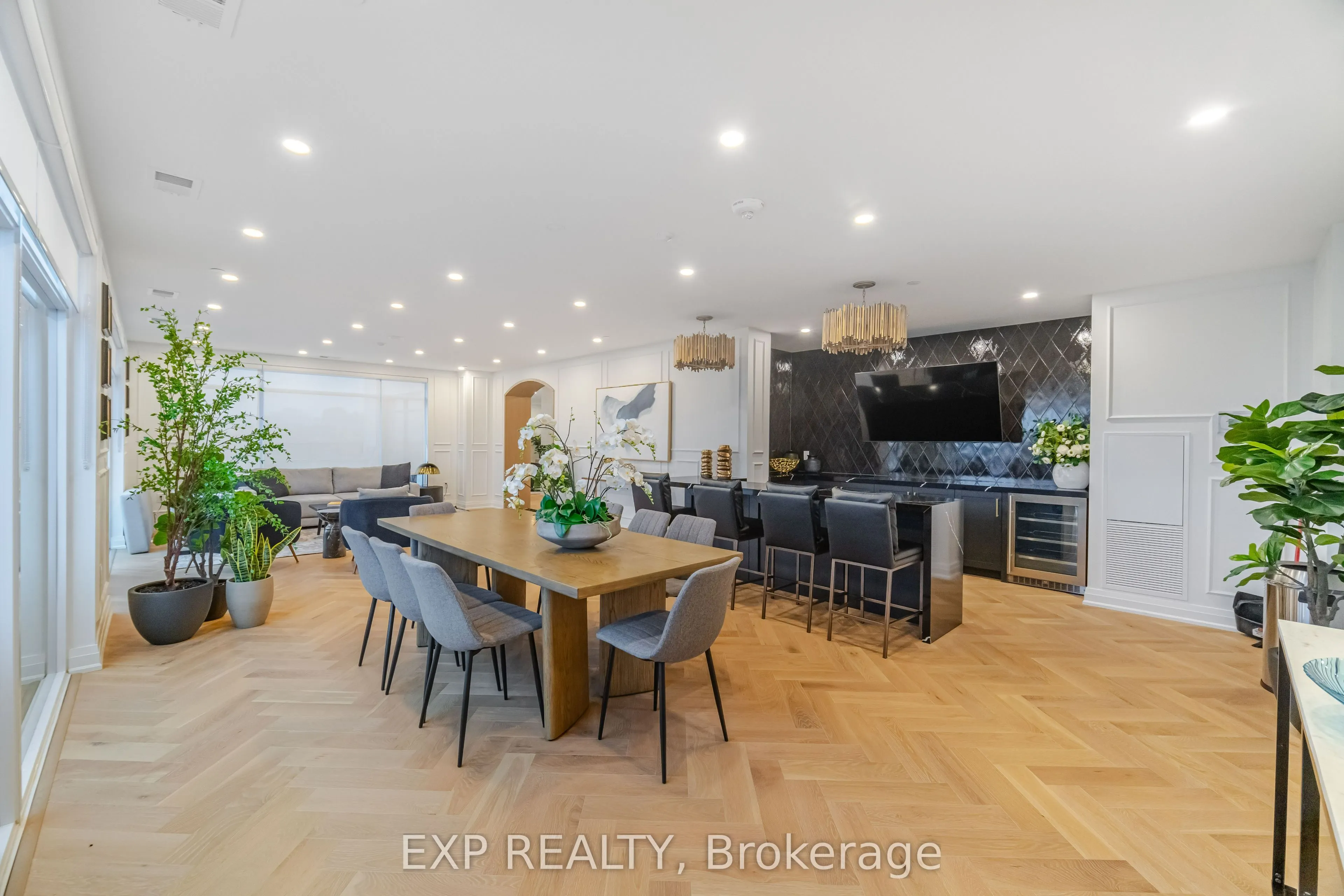 71 Wyndham Street S, #903