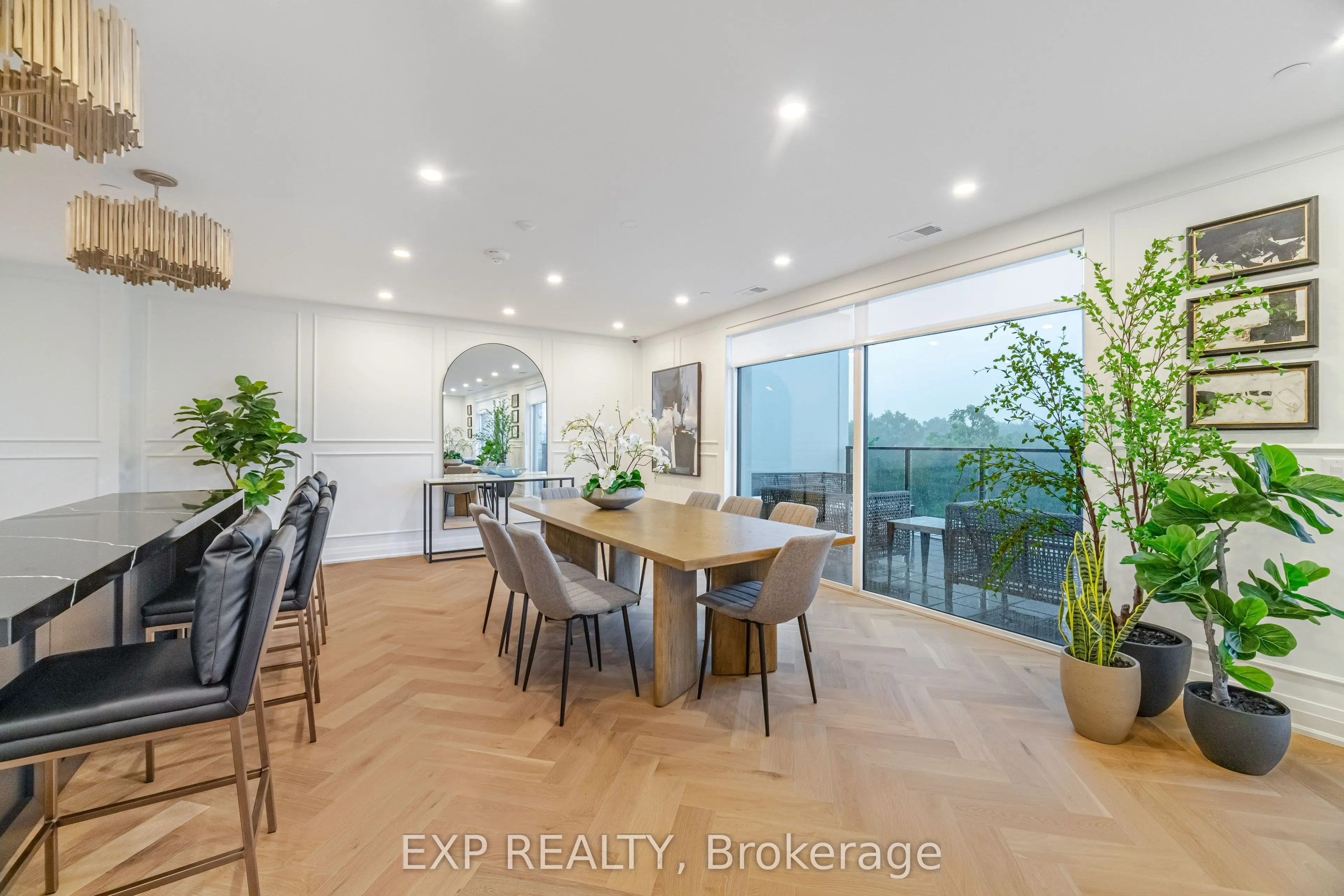 71 Wyndham Street S, #903