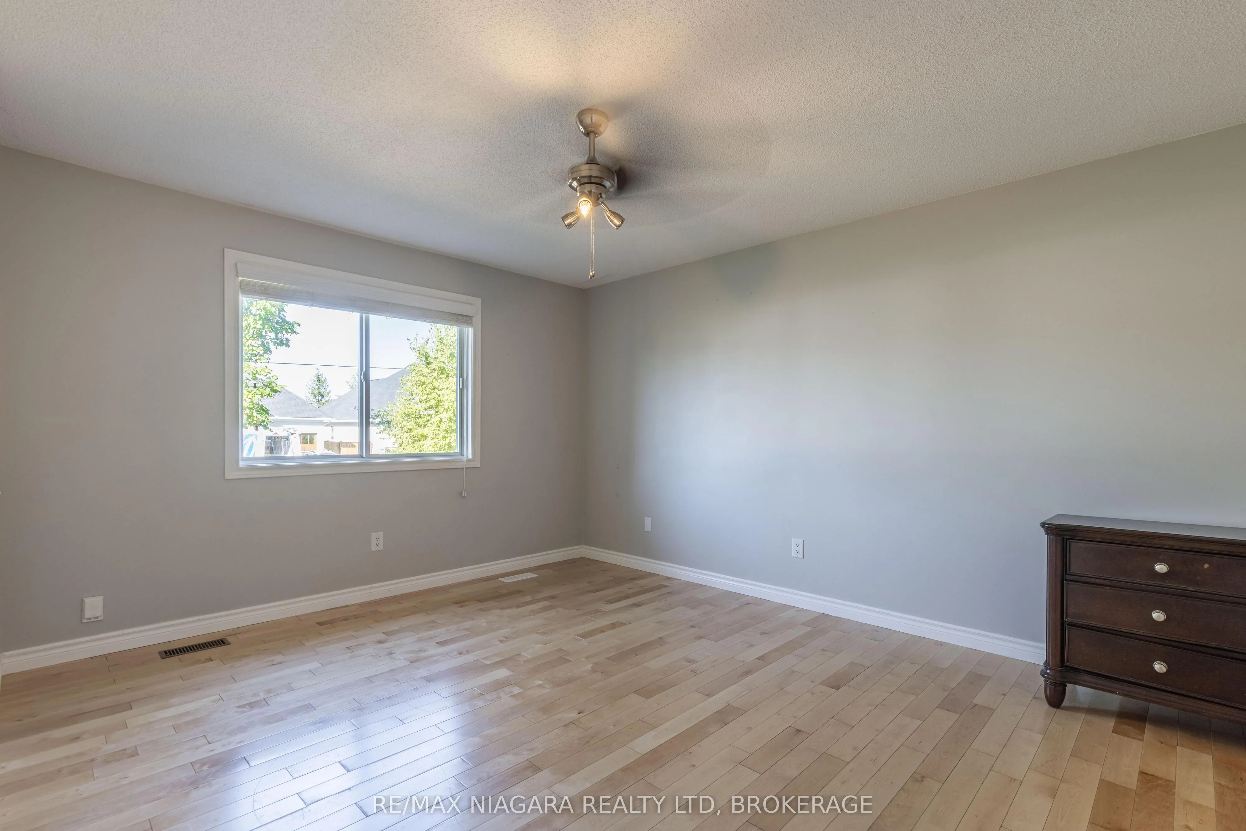 44 Maple Leaf Avenue S