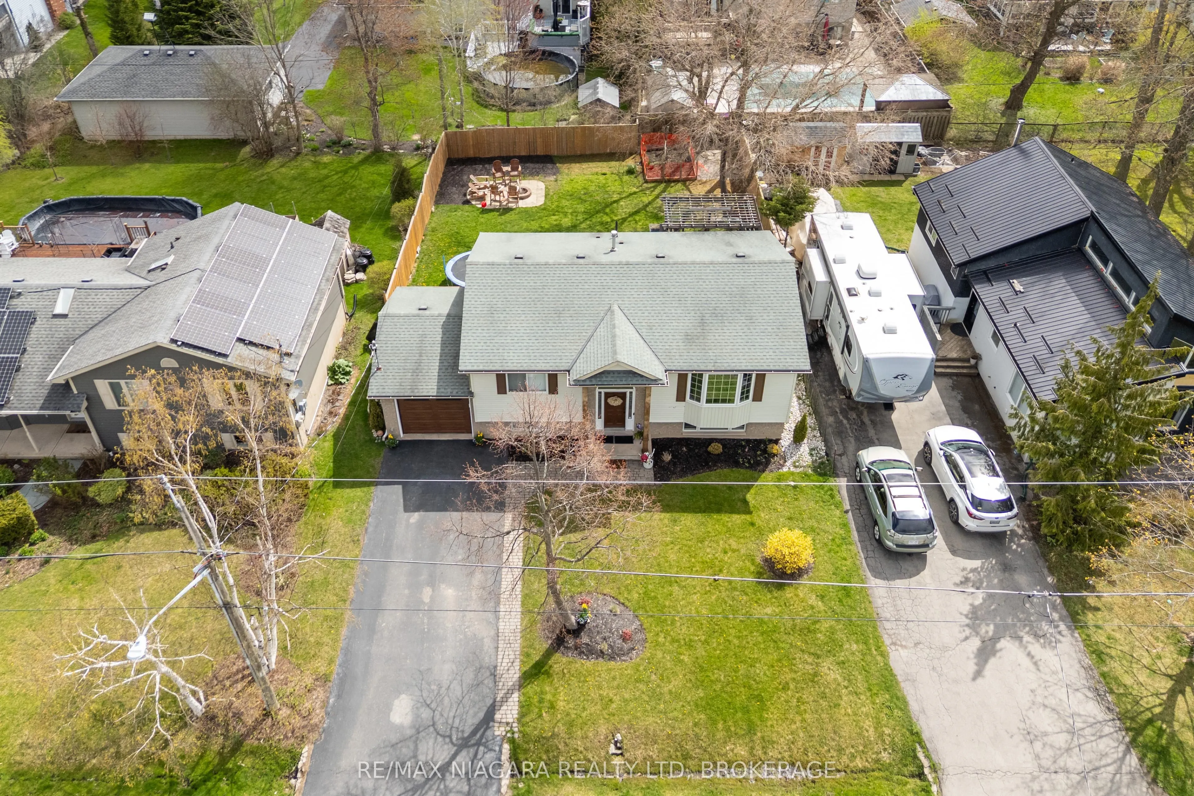 44 Maple Leaf Avenue S