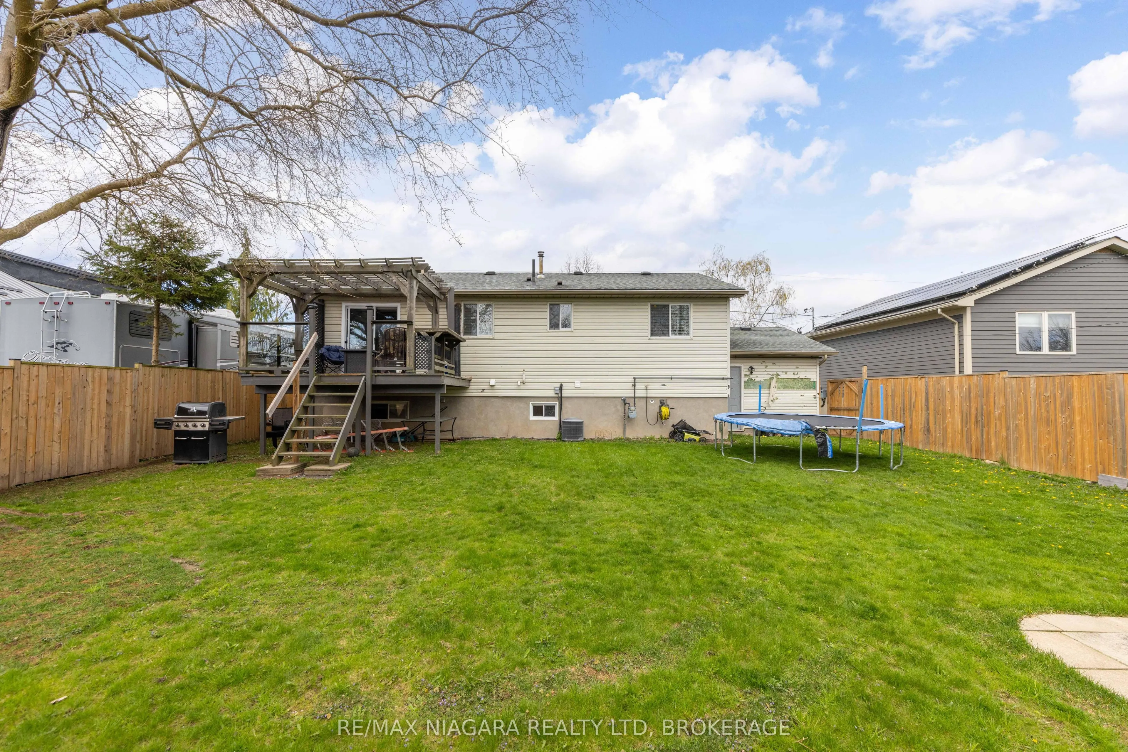 44 Maple Leaf Avenue S