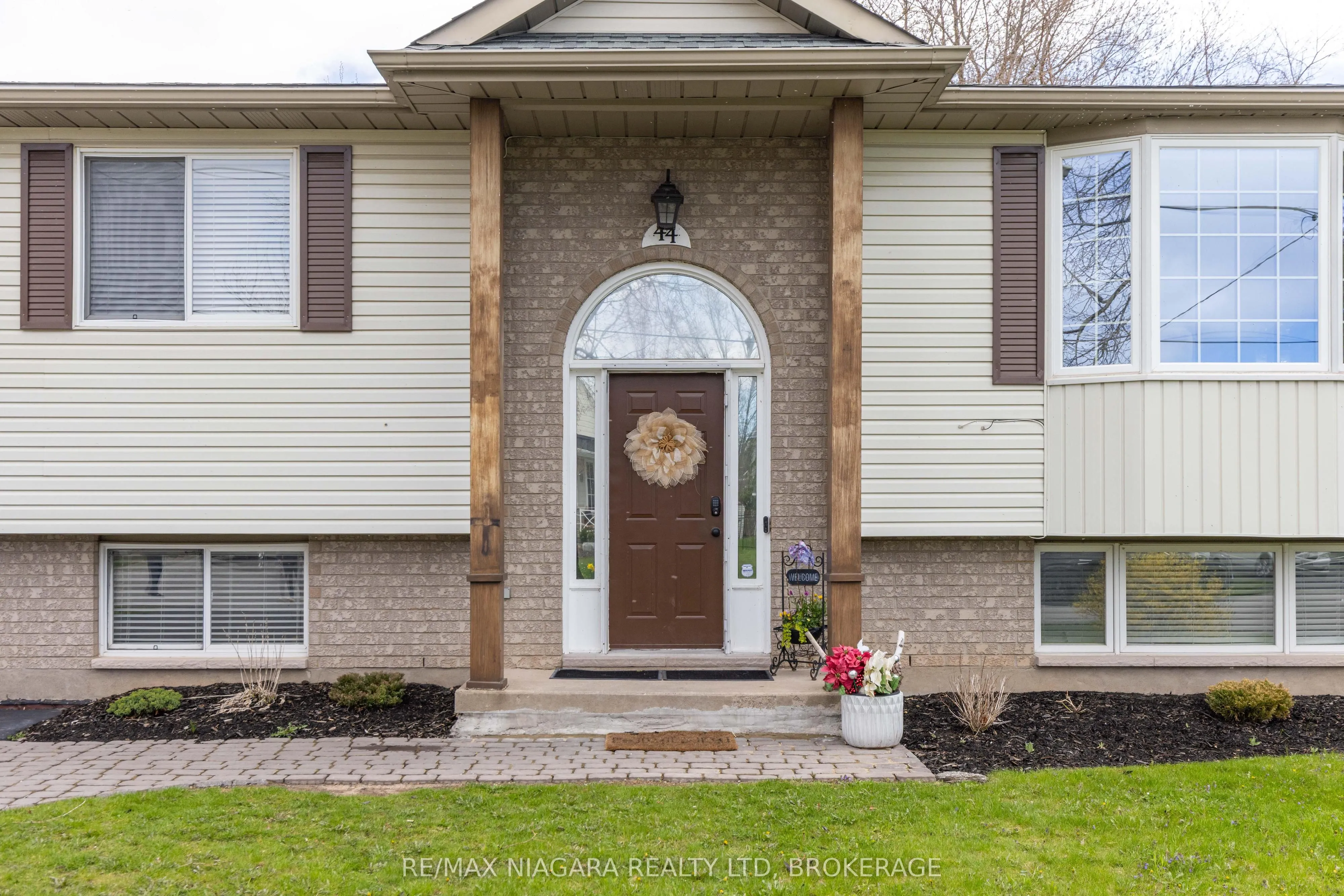 44 Maple Leaf Avenue S