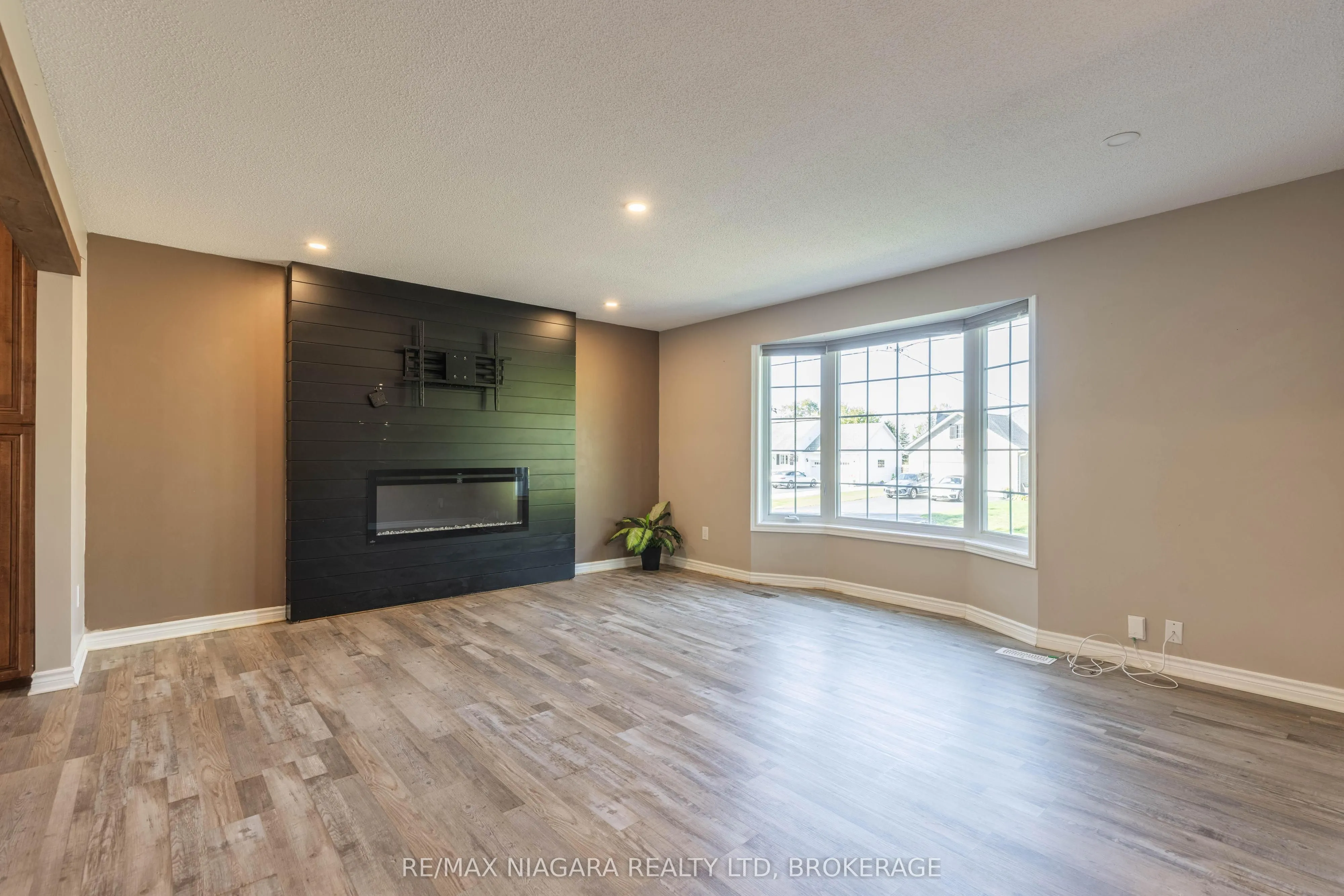 44 Maple Leaf Avenue S