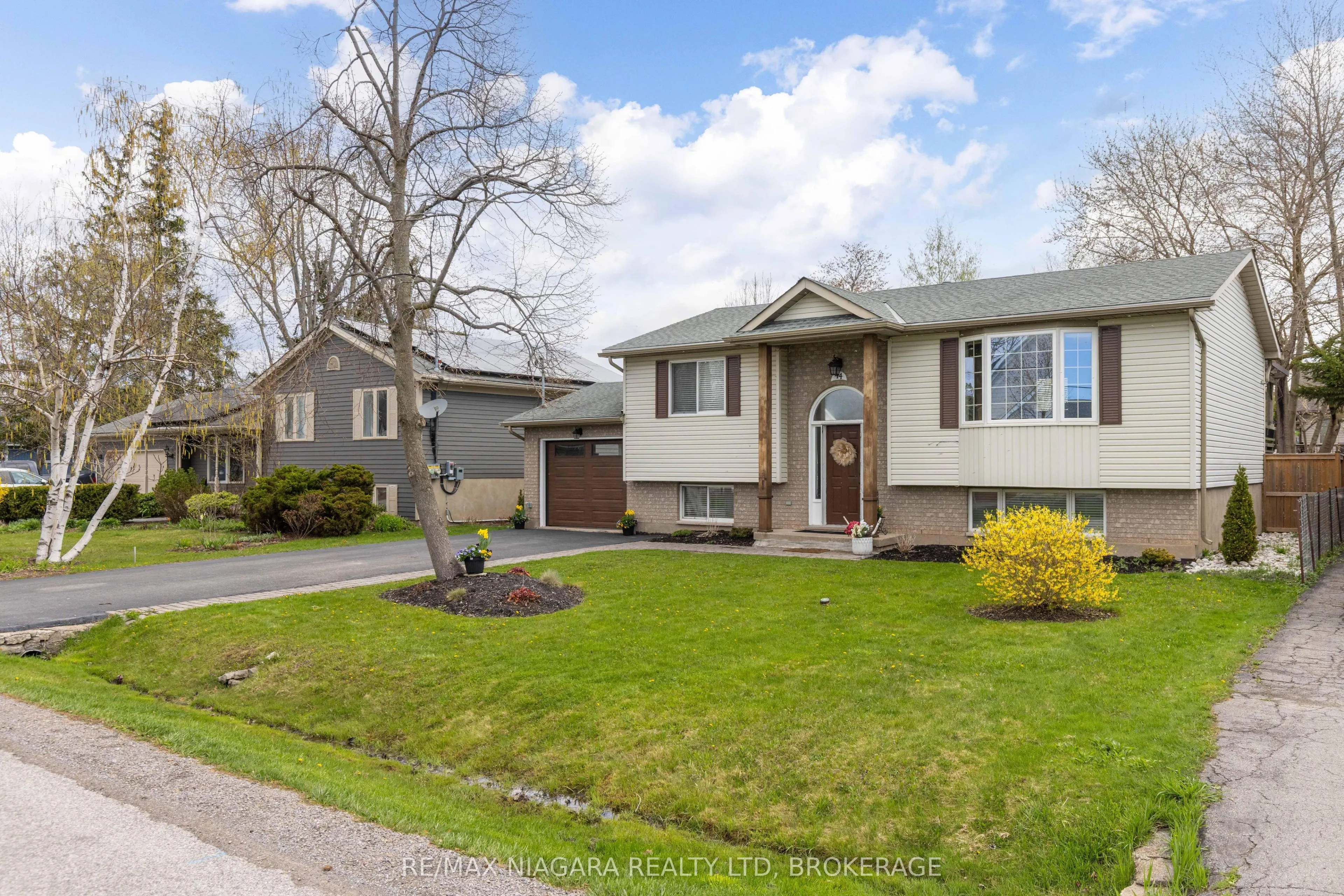 44 Maple Leaf Avenue S