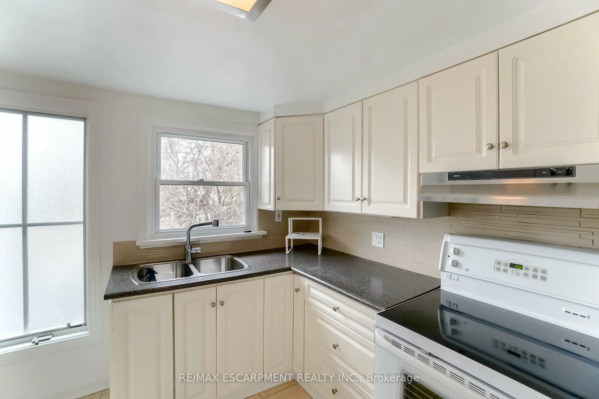 160 WELLAND Avenue