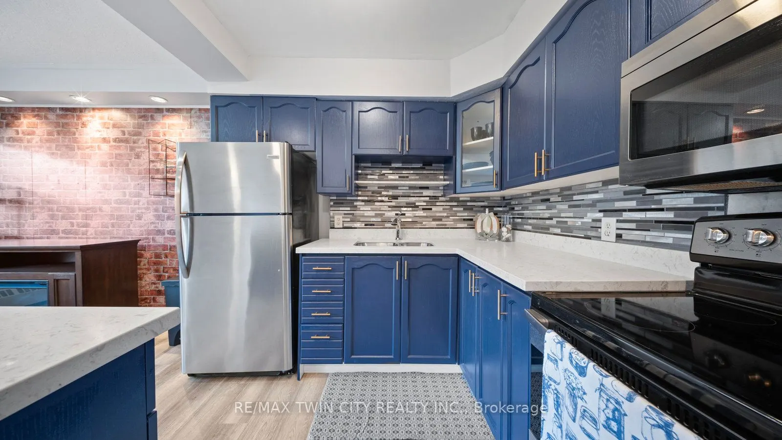 640 Grey Street, #101