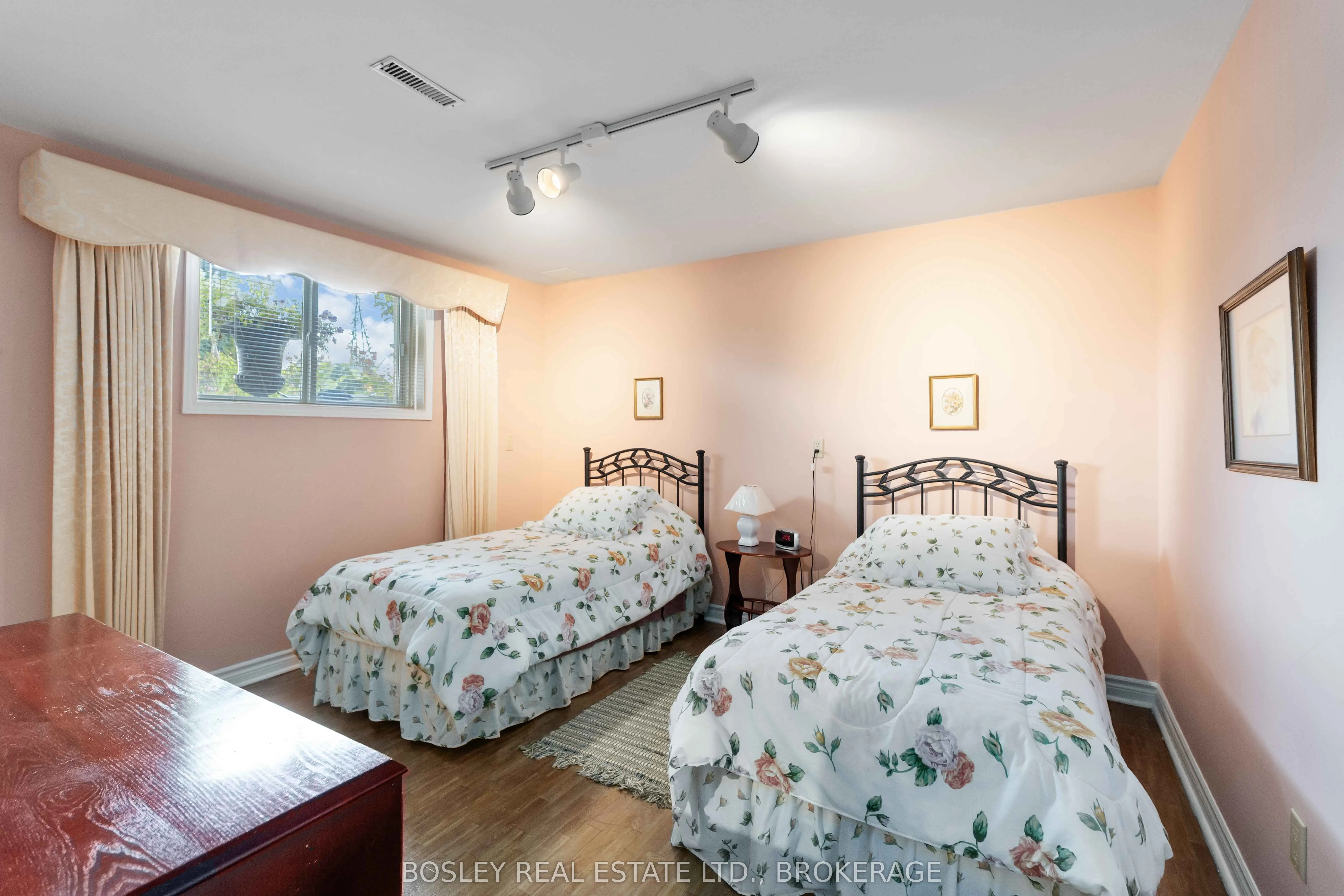 641 SIMCOE Street