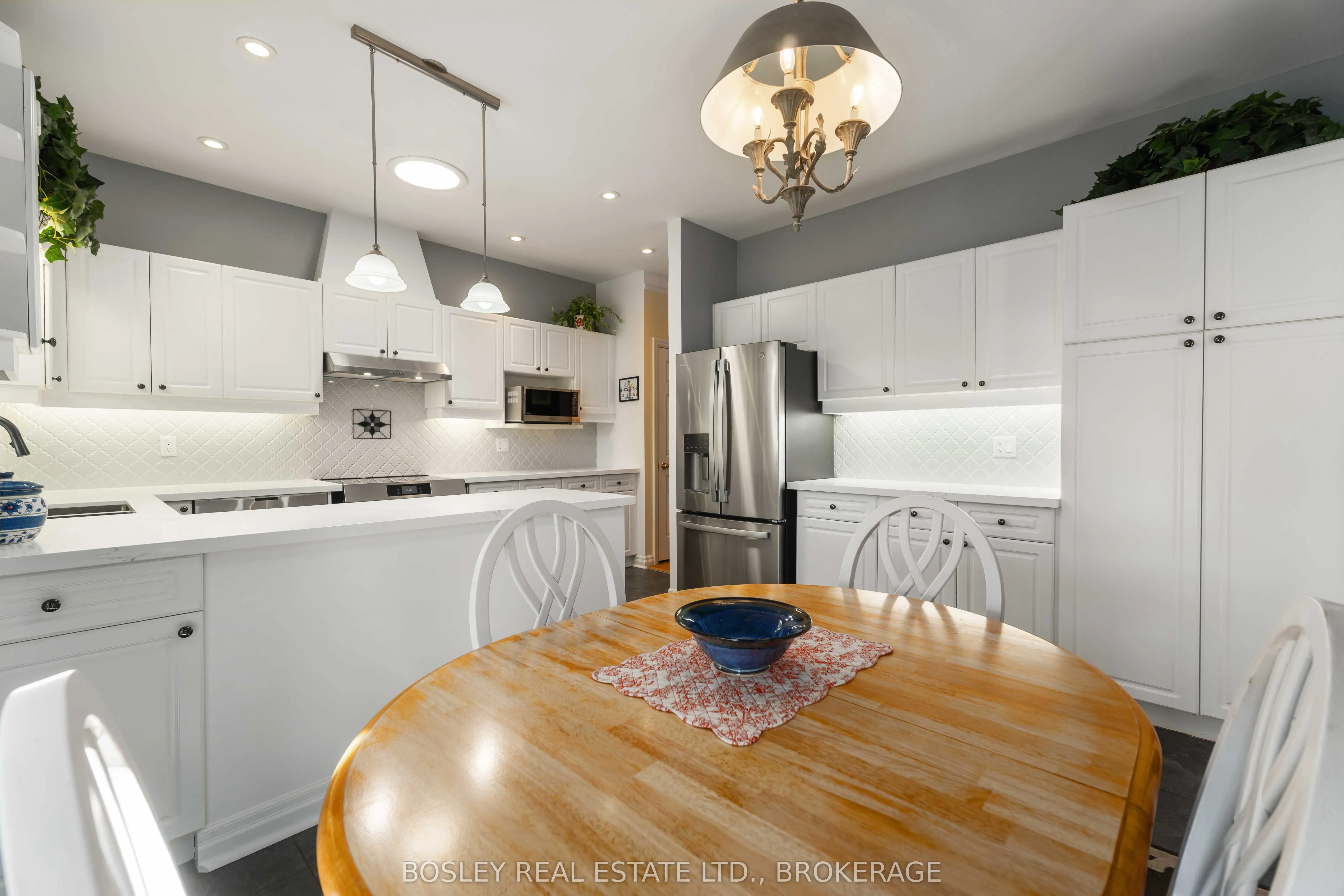 641 SIMCOE Street
