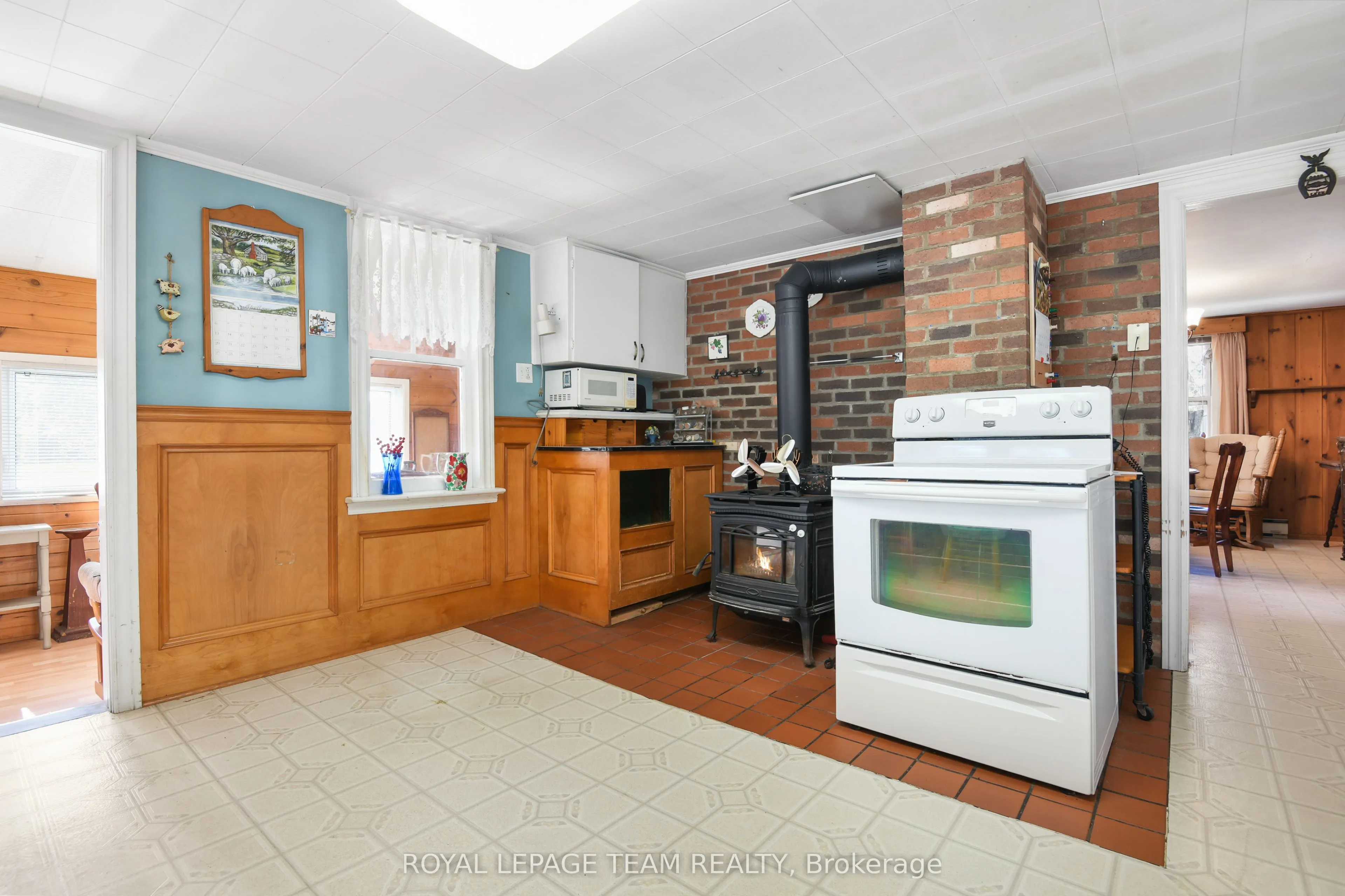 2692 Dunrobin Road