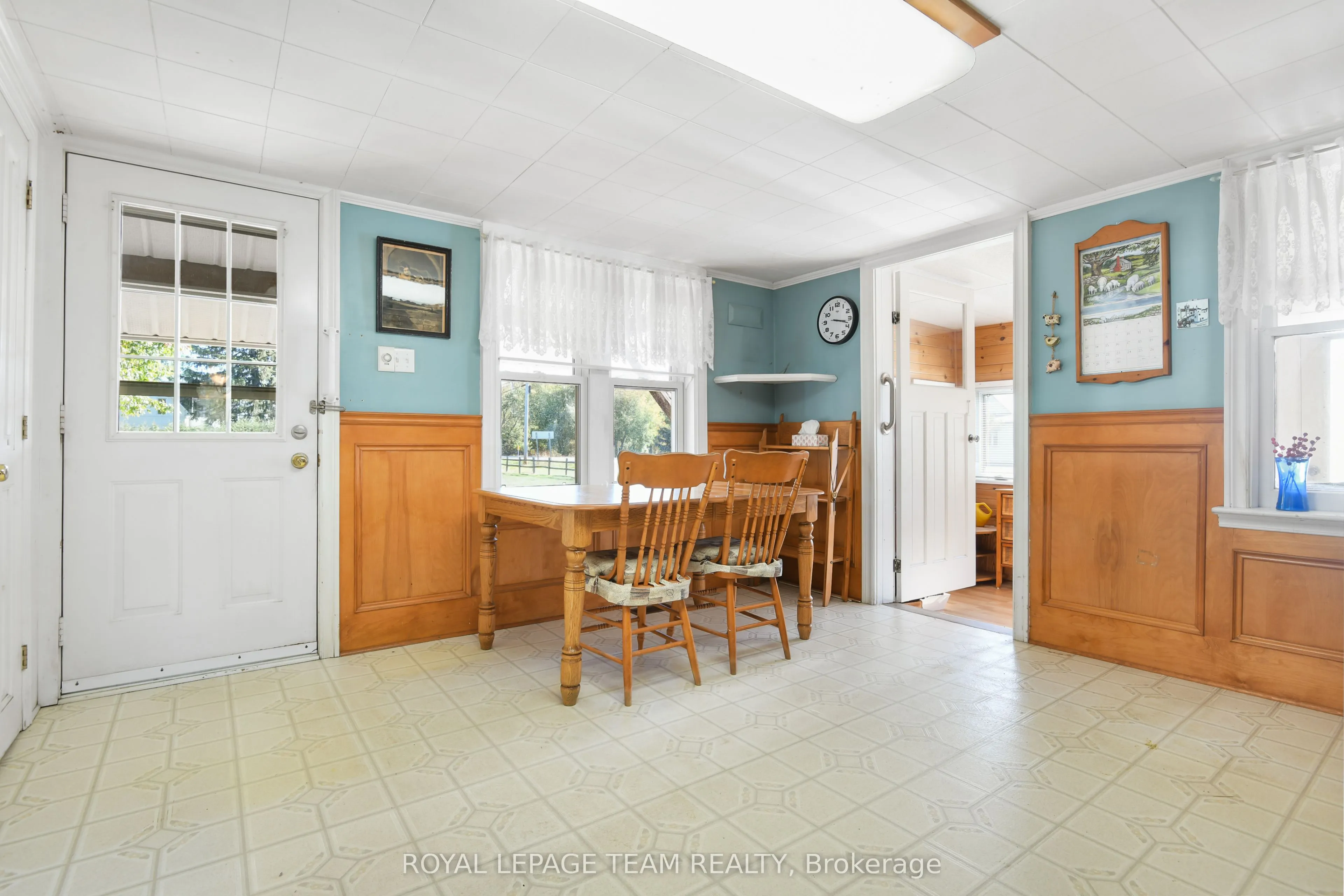 2692 Dunrobin Road