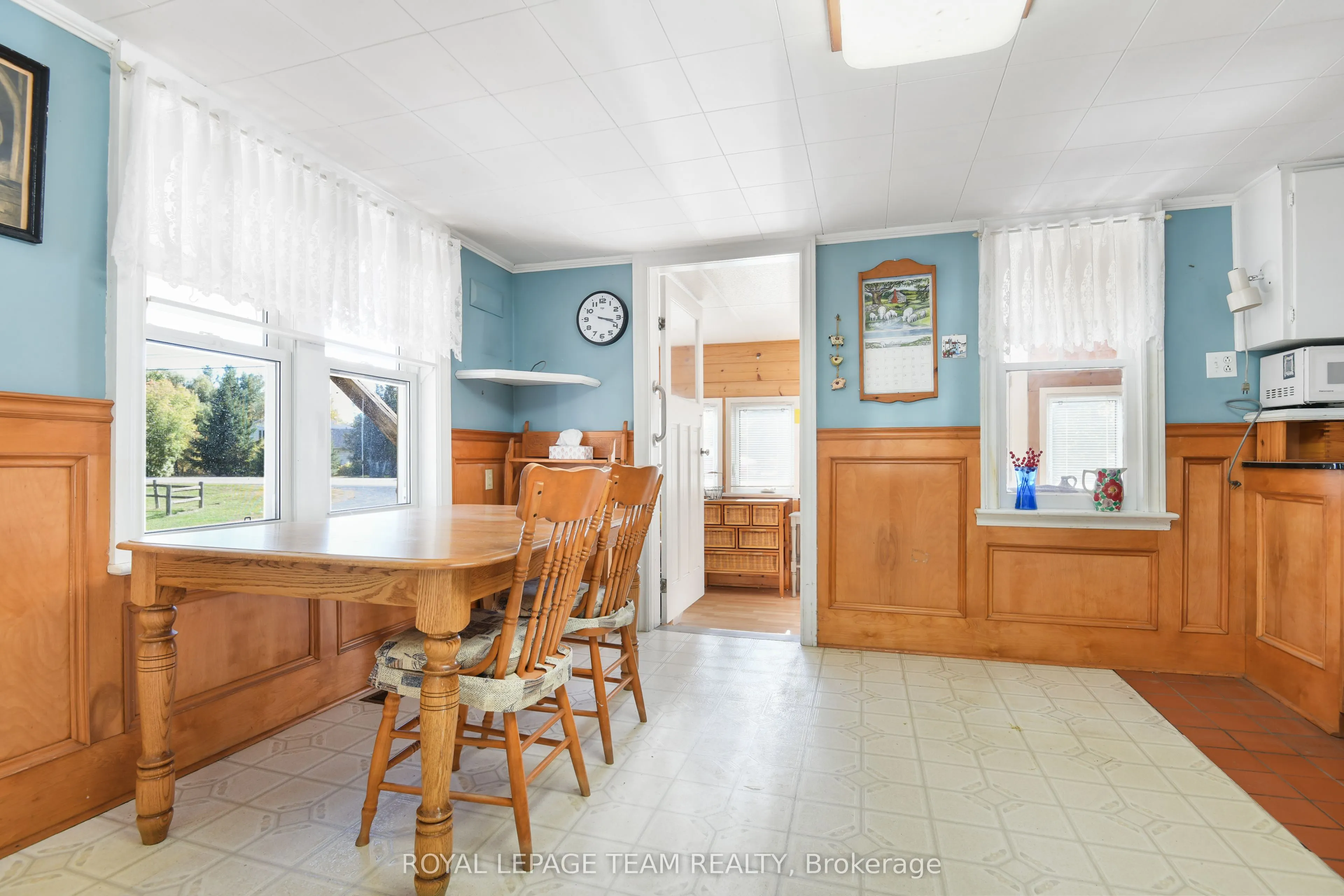 2692 Dunrobin Road