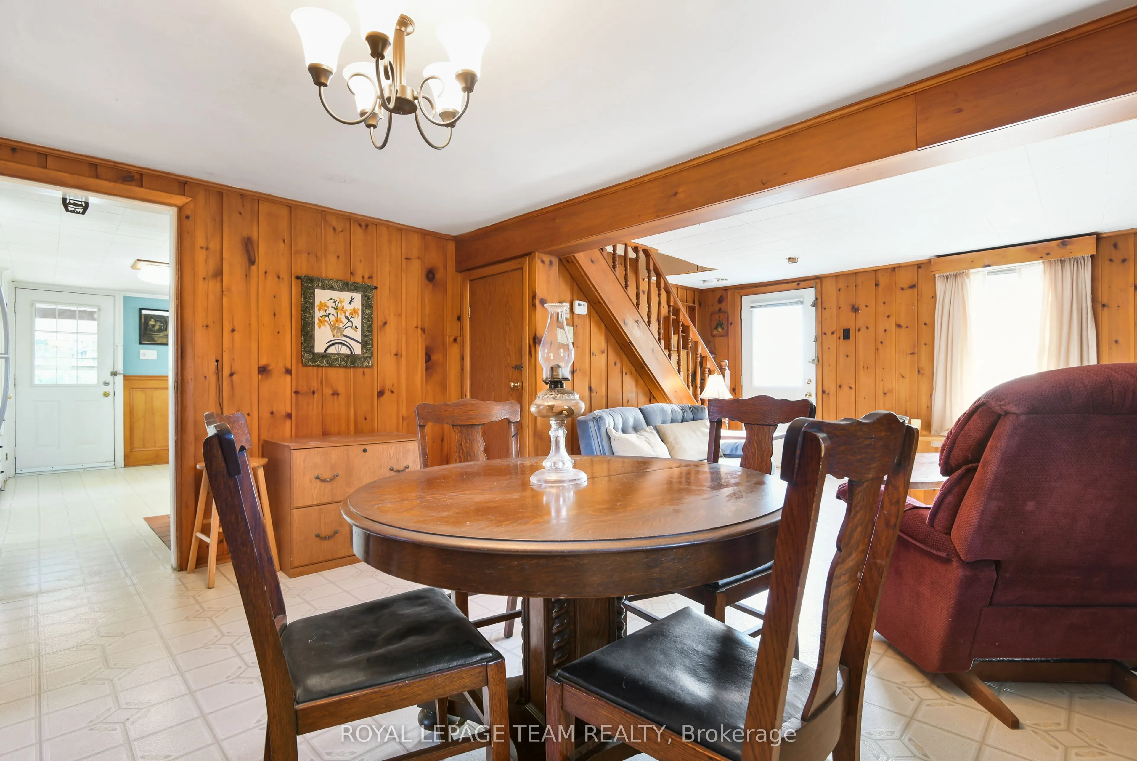 2692 Dunrobin Road