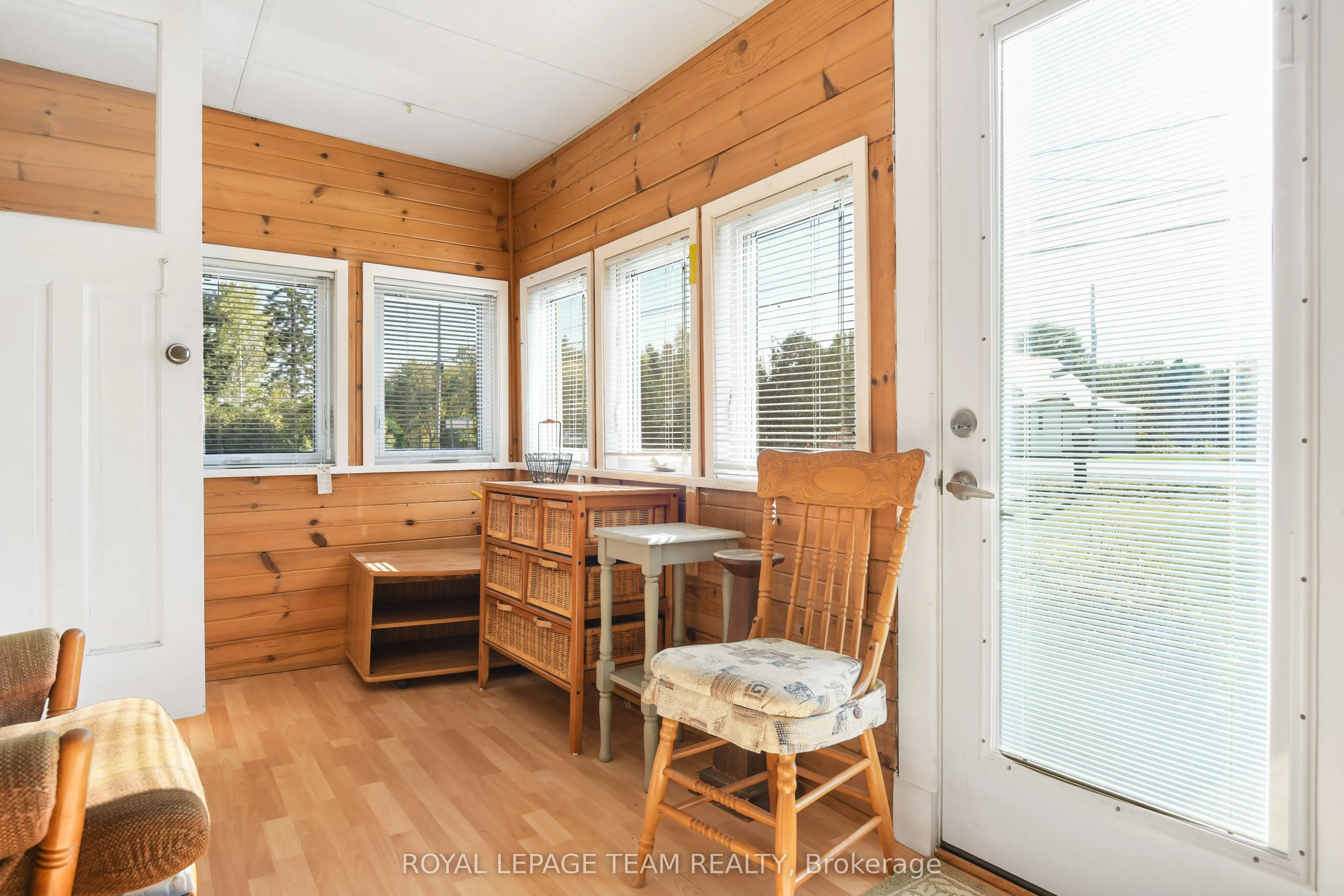 2692 Dunrobin Road