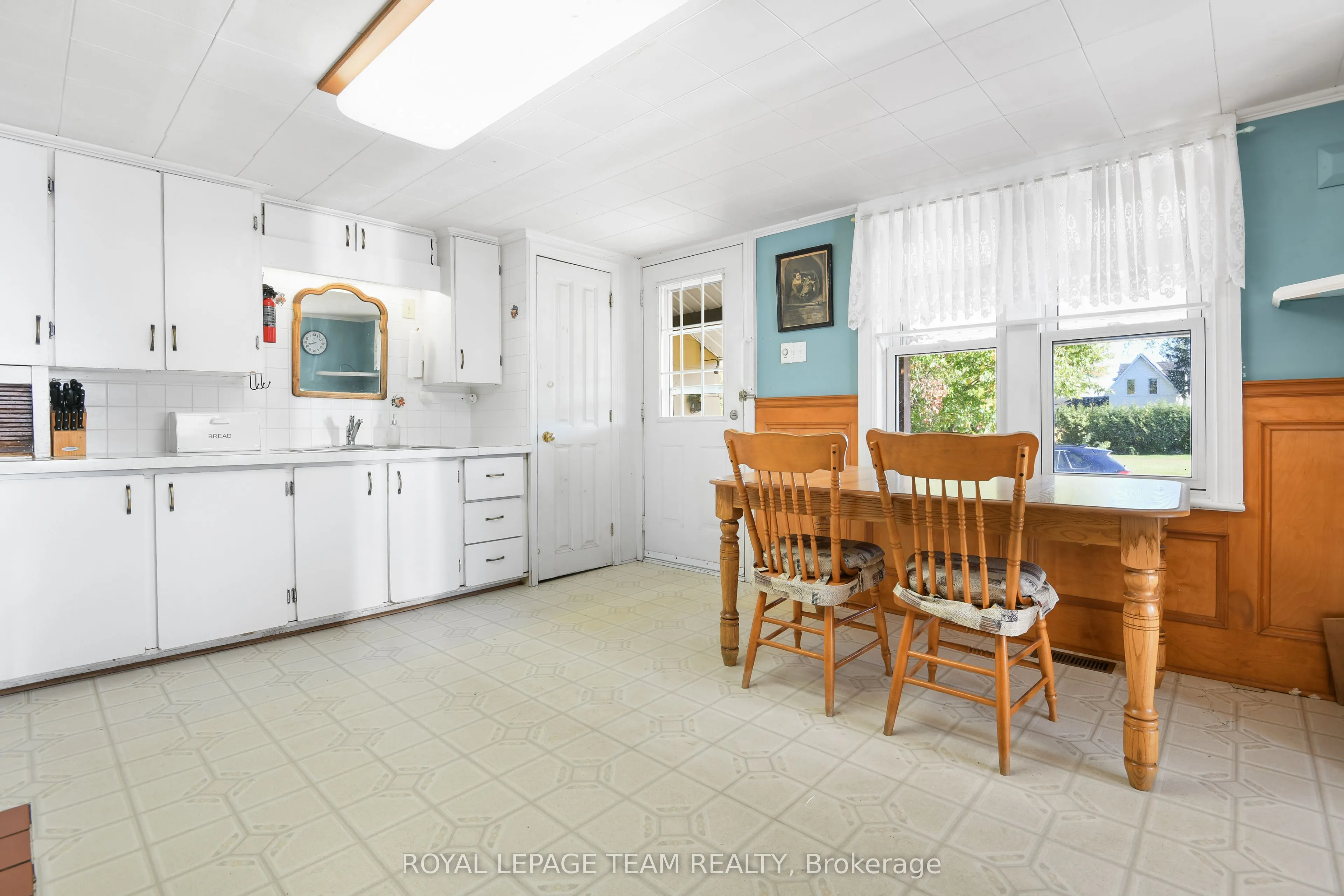2692 Dunrobin Road