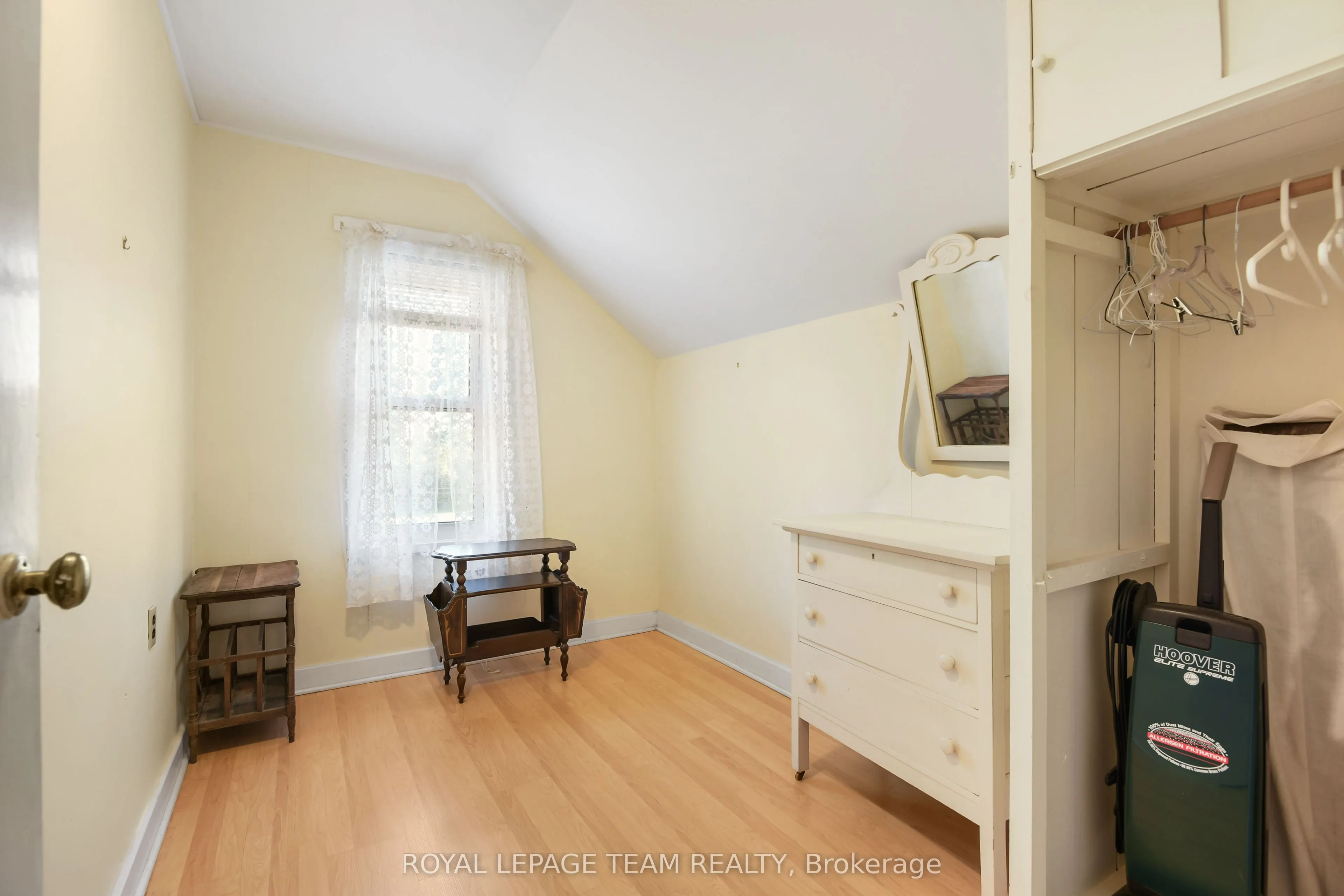 2692 Dunrobin Road