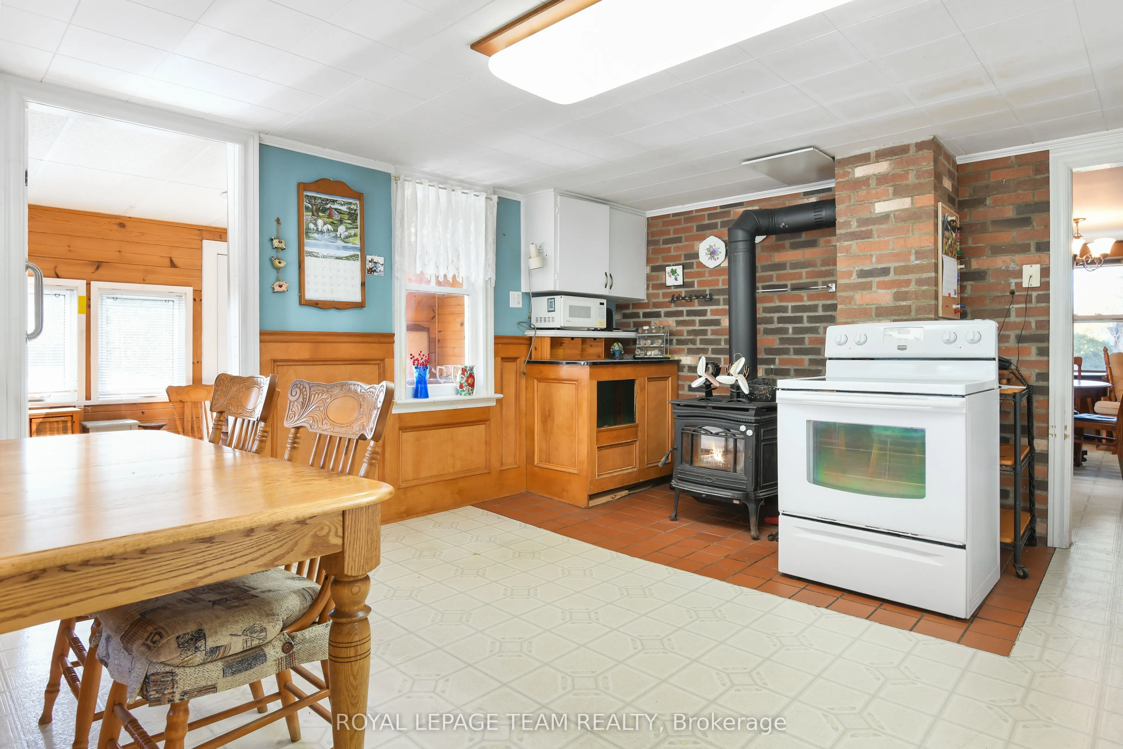 2692 Dunrobin Road