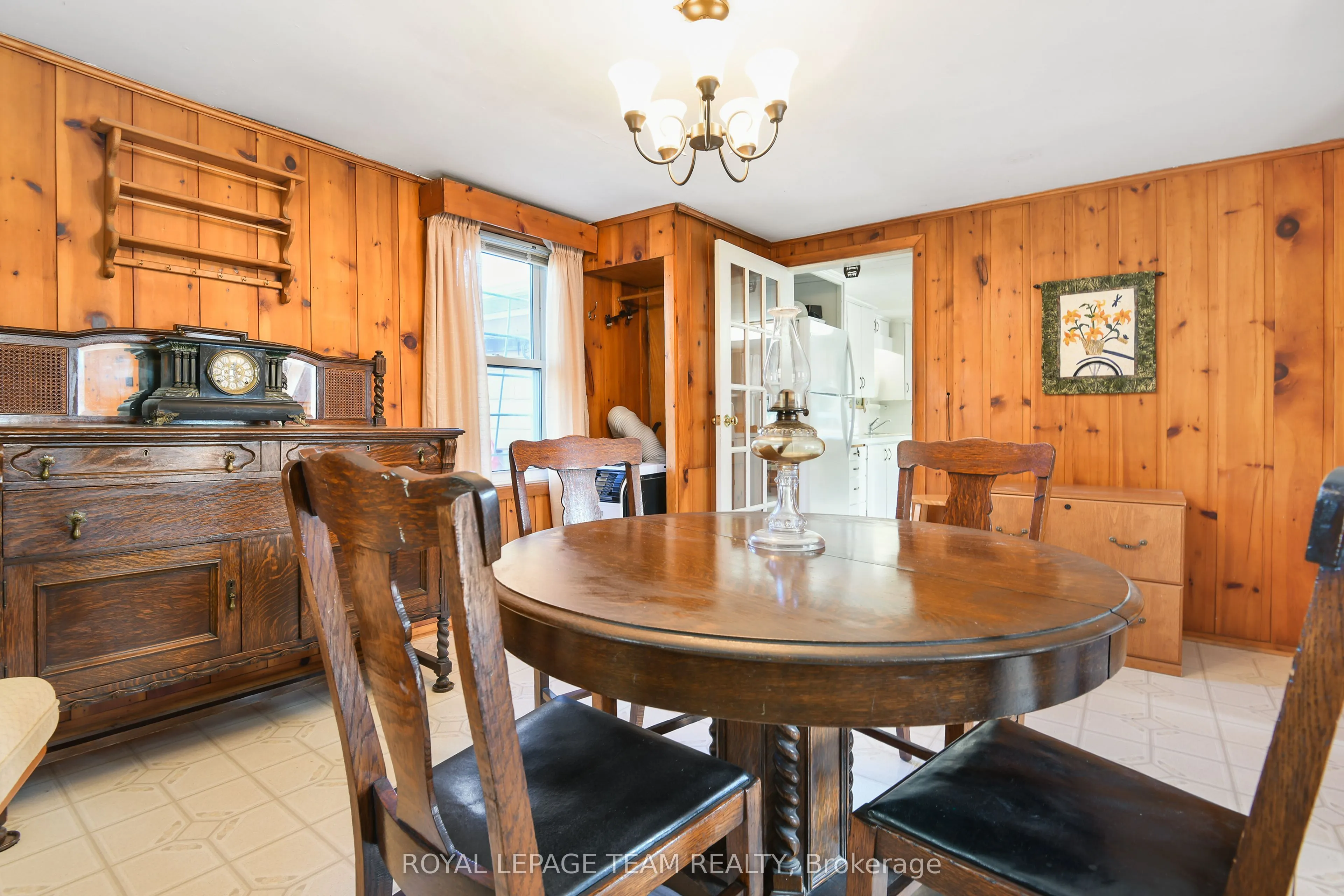 2692 Dunrobin Road