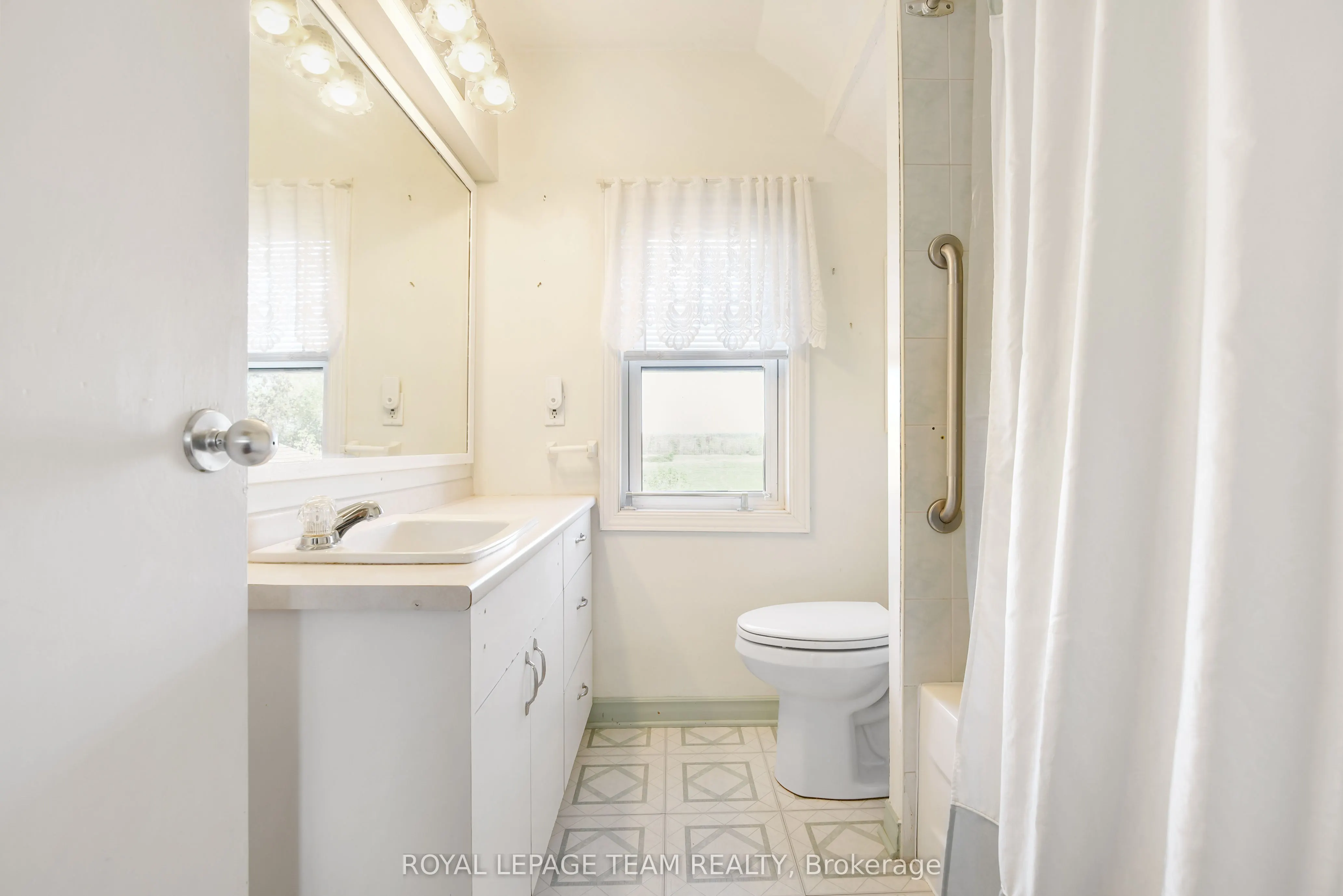 2692 Dunrobin Road